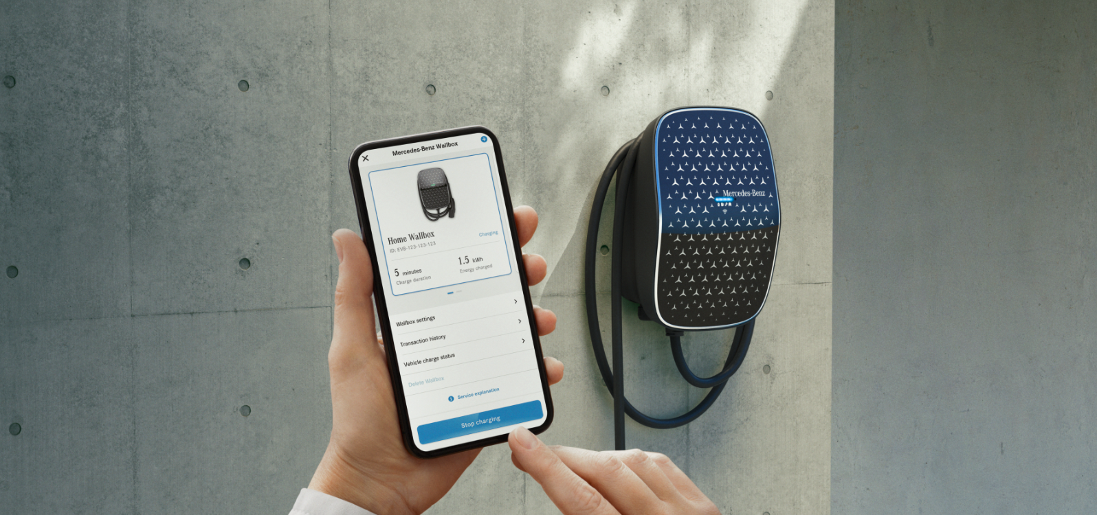 Inštalácia nabíjacej skrinky Mercedes-Benz Ruka drží chytrý telefón na ovládanie nabíjacej skrinky Mercedes-Benz.