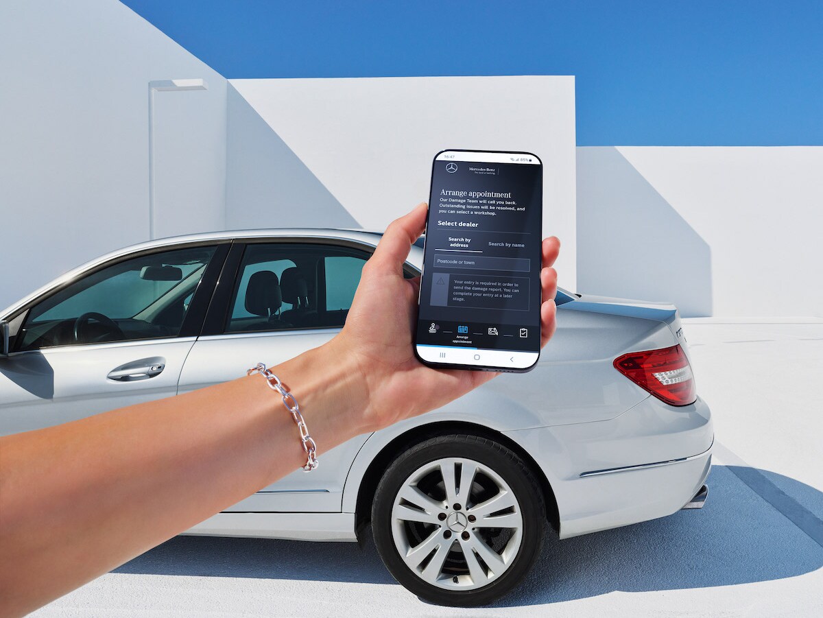 Nahláste spoločnosti Mercedes-Benz poškodenie svojho vozidla online prostredníctvom chytrého telefónu.