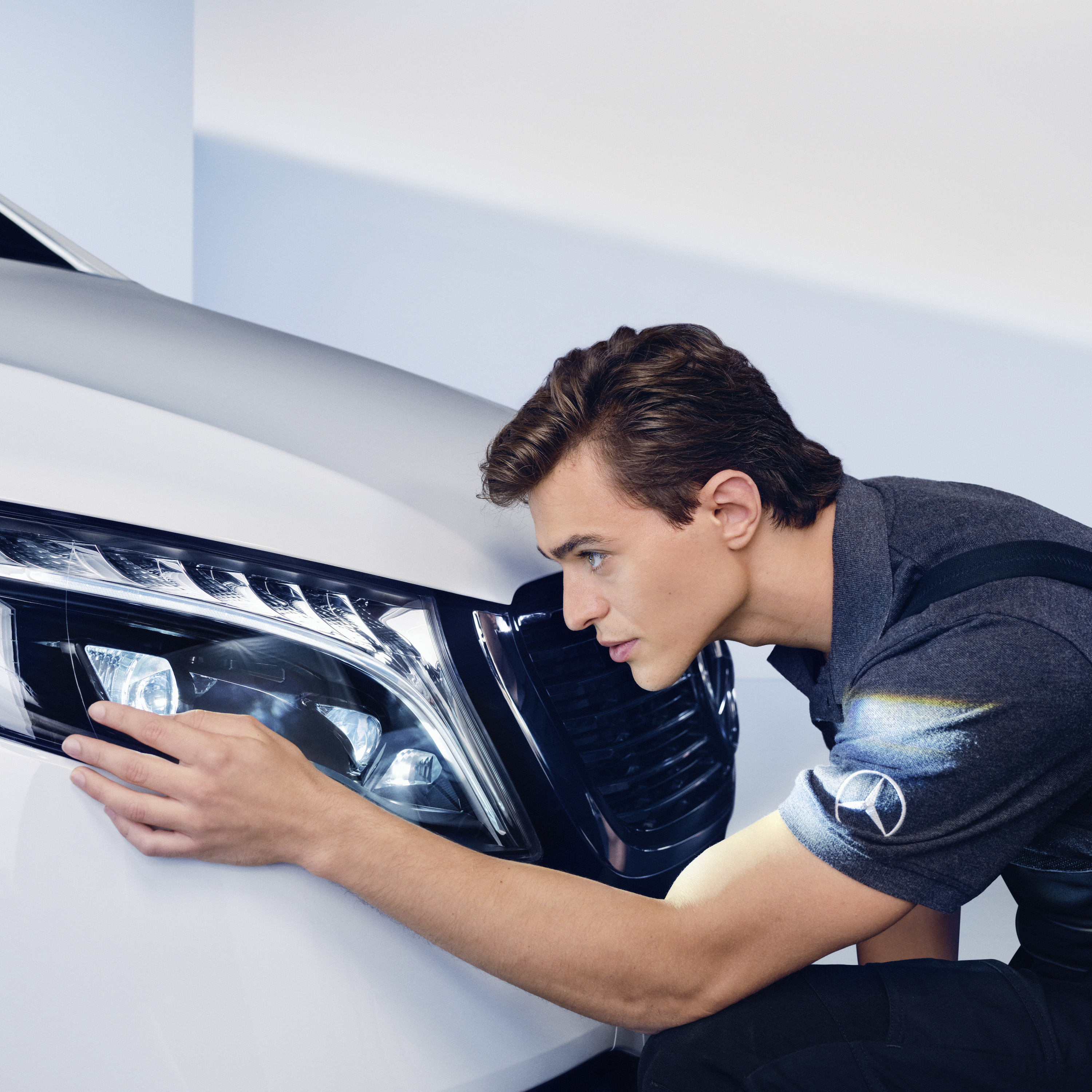 SmallRepair | Mercedes-Benz Servisný technik kontroluje svetlomet vozidla Mercedes-Benz.