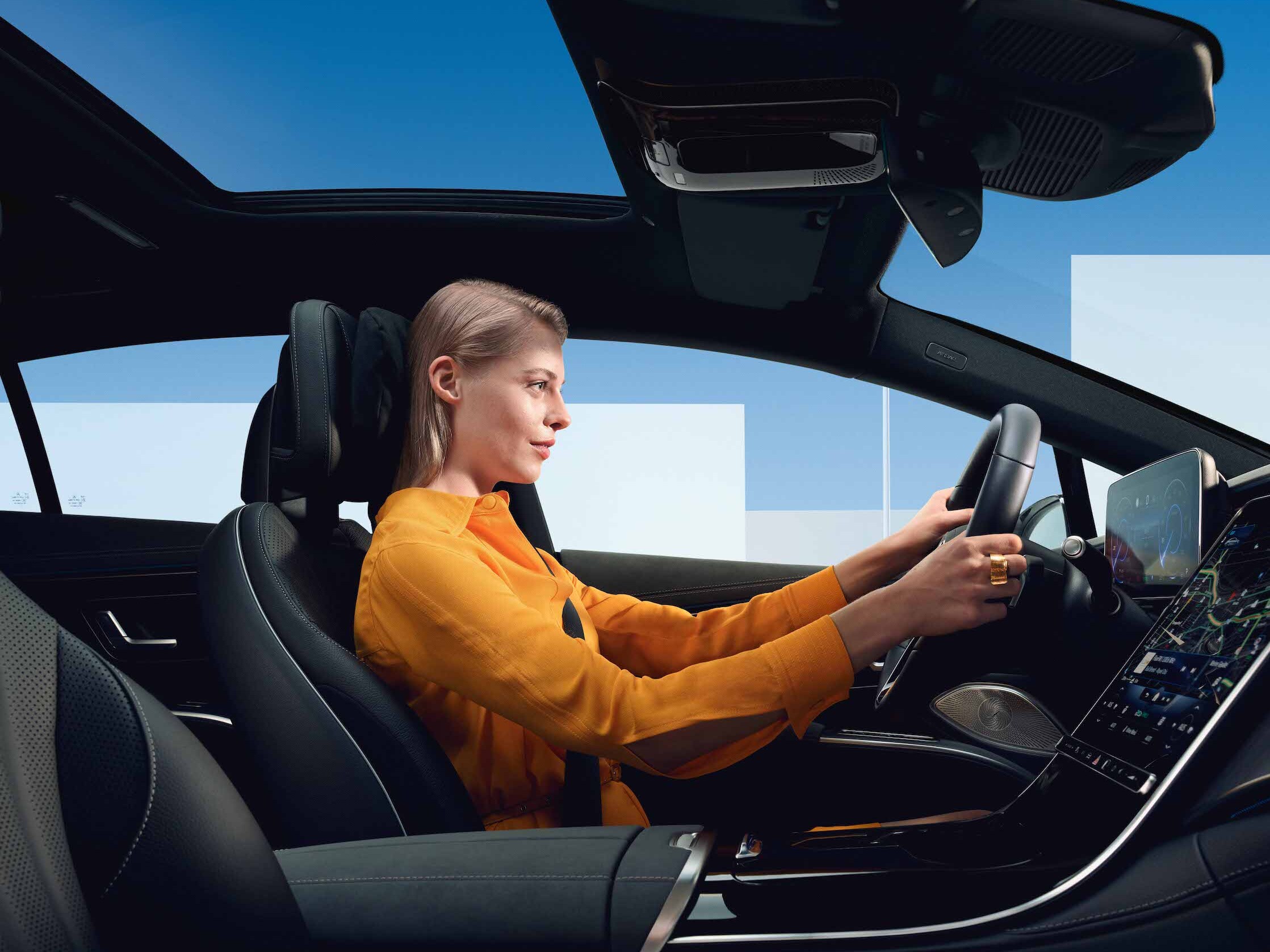 Žena sedí vo vozidle Mercedes-Benz.