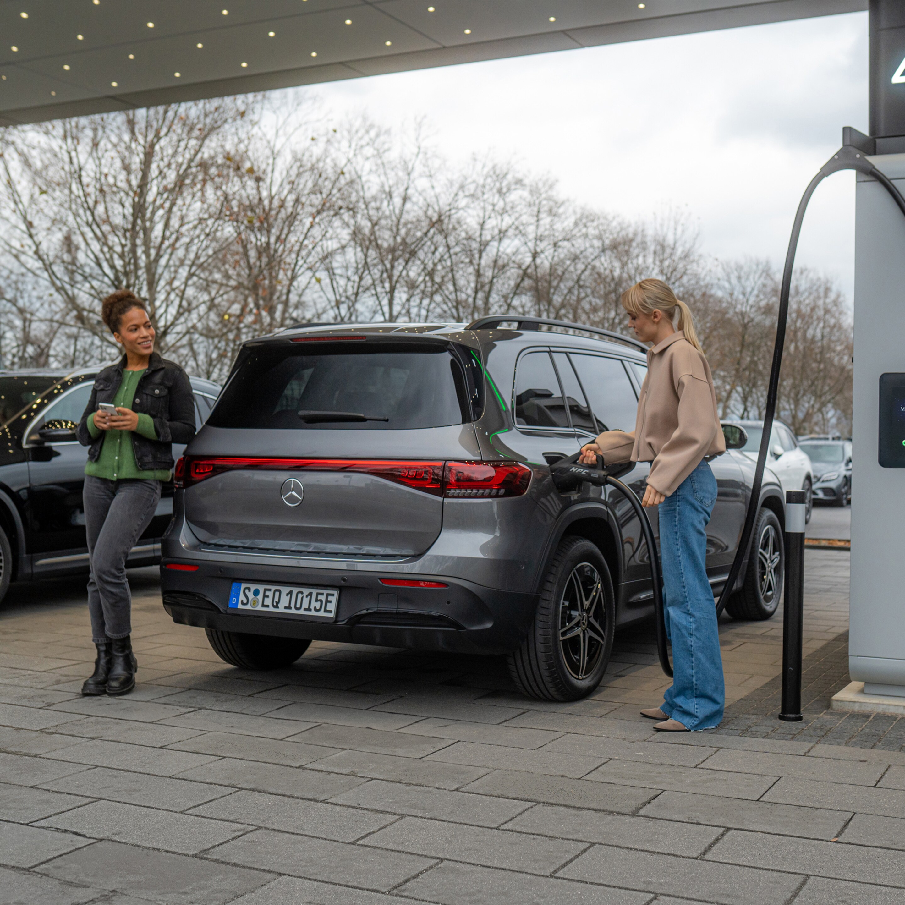 Dve elektrické vozidlá Mercedes-Benz na nabíjacej stanici.