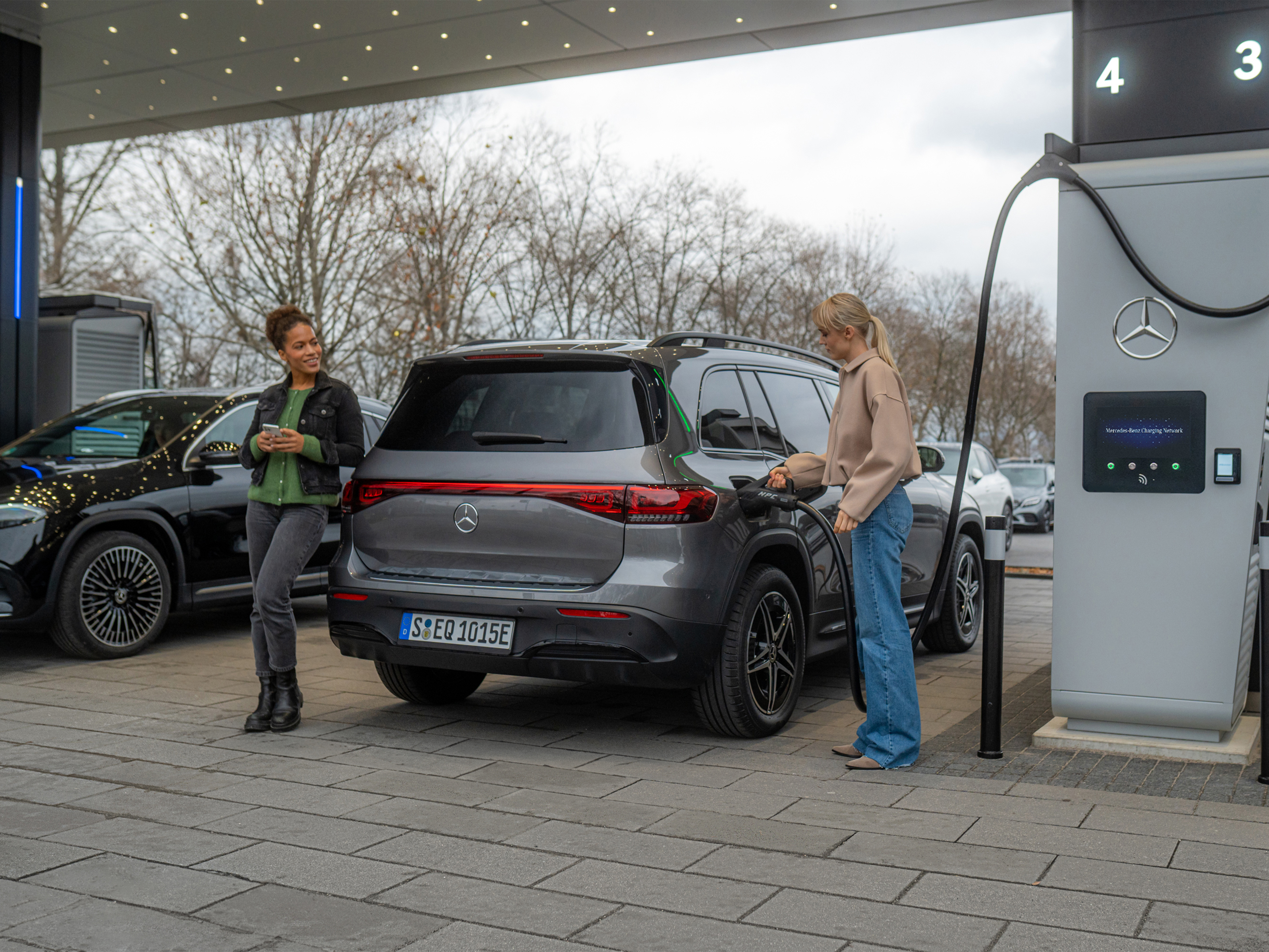 Nabíjacia sieť Mercedes-Benz | Nabíjanie na cestách | Mercedes-Benz Dve elektrické vozidlá Mercedes-Benz na nabíjacej stanici.