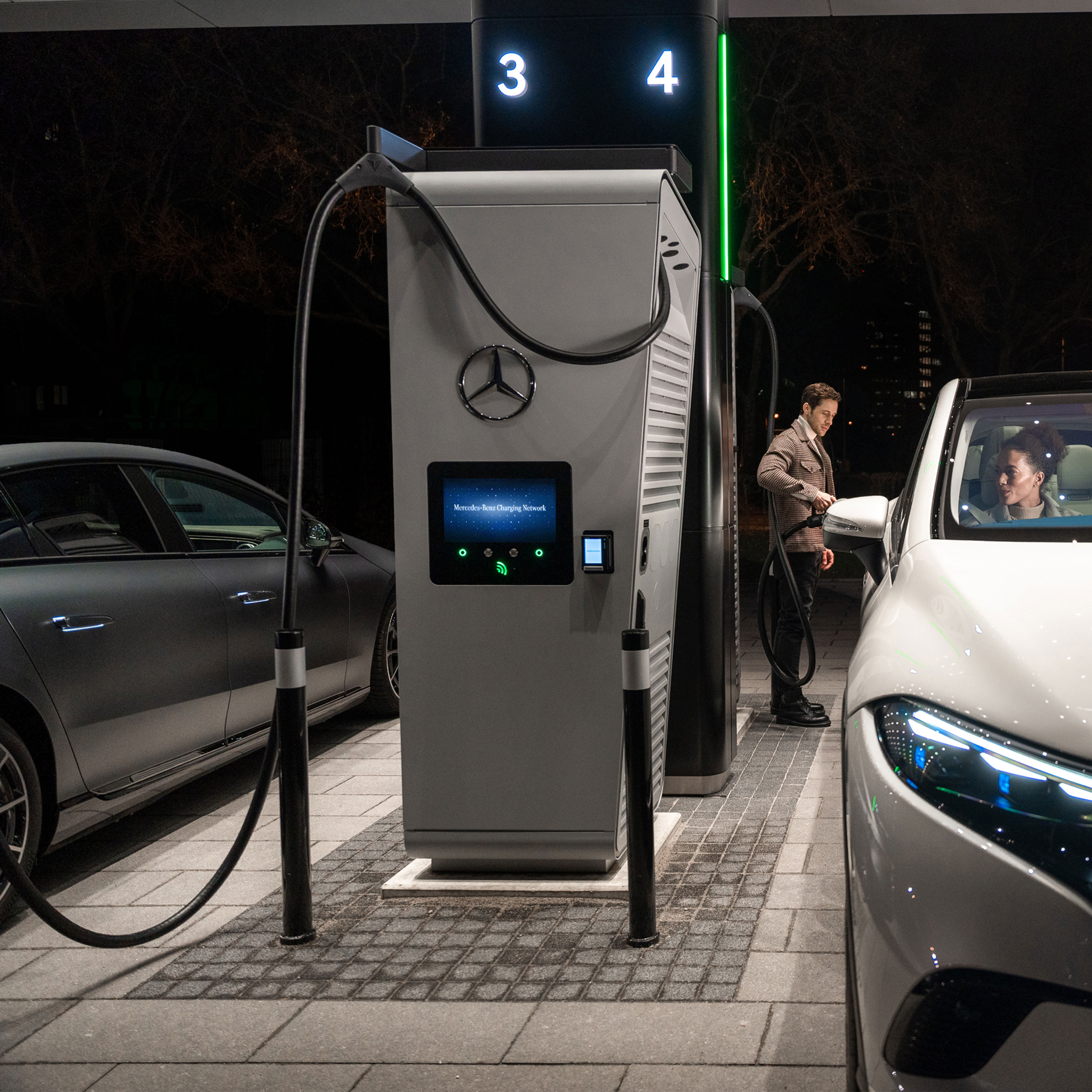 Nabíjanie na cestách | Mercedes-Benz Nabíjanie na cestách so službou MB.CHARGE Public (predtým známou pod názvom Mercedes me Charge).
