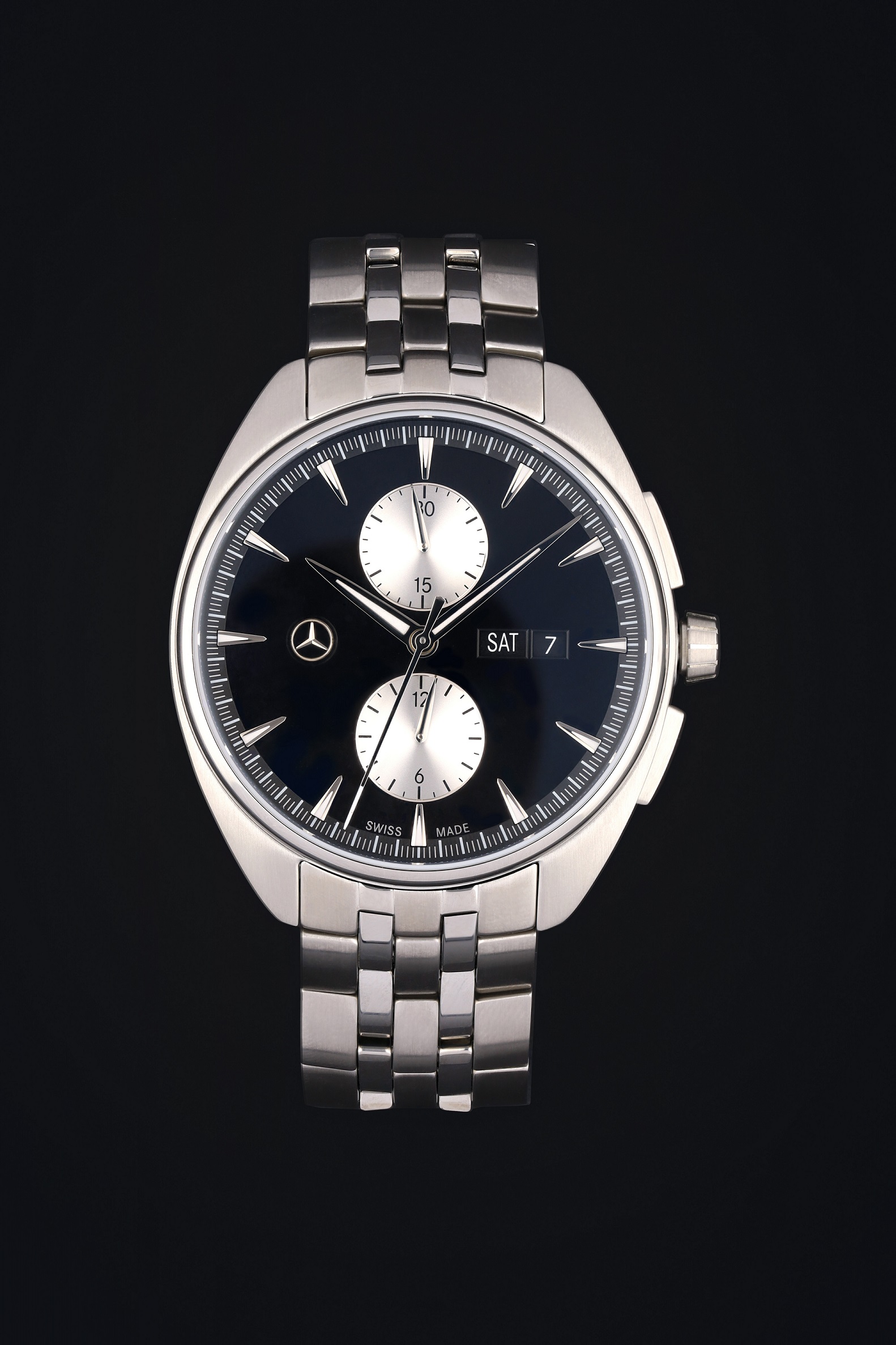 Hodinky Mercedes-Benz v obchode s kolekciou | Mercedes-Benz Pohľad zblízka na automatický chronograf Mercedes-Benz ukazuje čistý ušľachtilý dizajn.