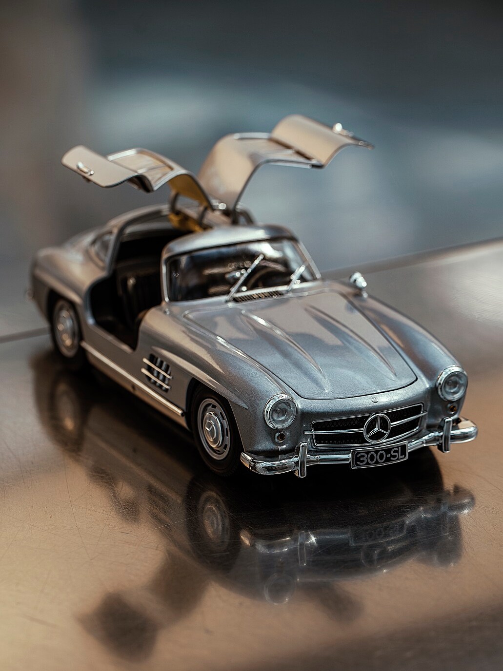 Na otvorených krídlových dverách klasického modelu 300&nbsp;SL vidno lásku k&nbsp;detailu.