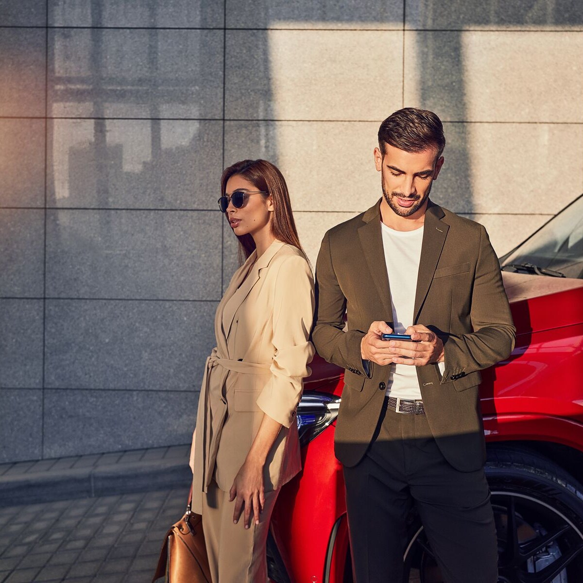 Dve osoby kontaktujú spoločnosť Mercedes-Benz
