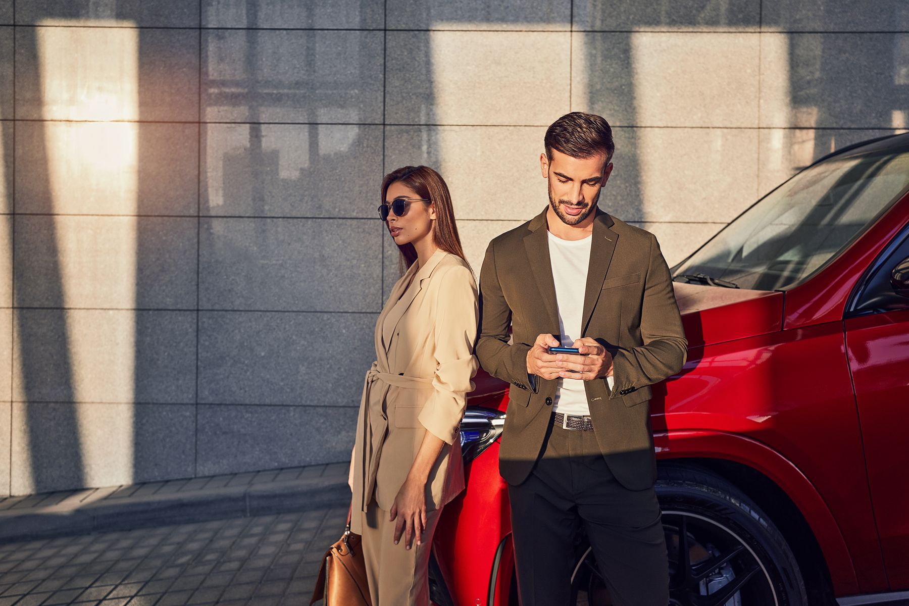 Kontakt Dve osoby kontaktujú spoločnosť Mercedes-Benz