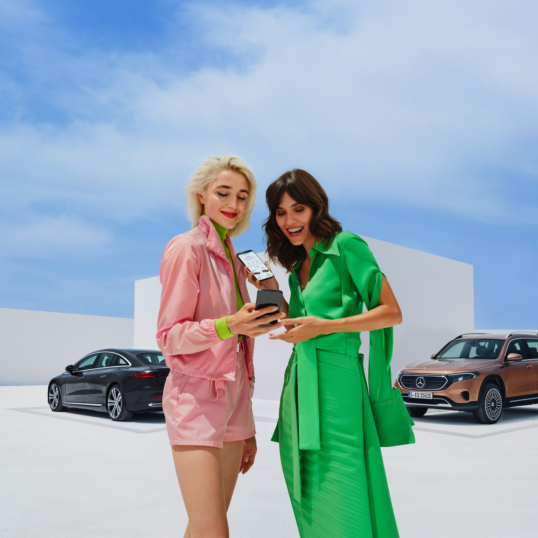Aplikácia Mercedes-Benz Service Dve ženy používajú aplikáciu Mercedes-Benz Service na svojich chytrých telefónoch.
