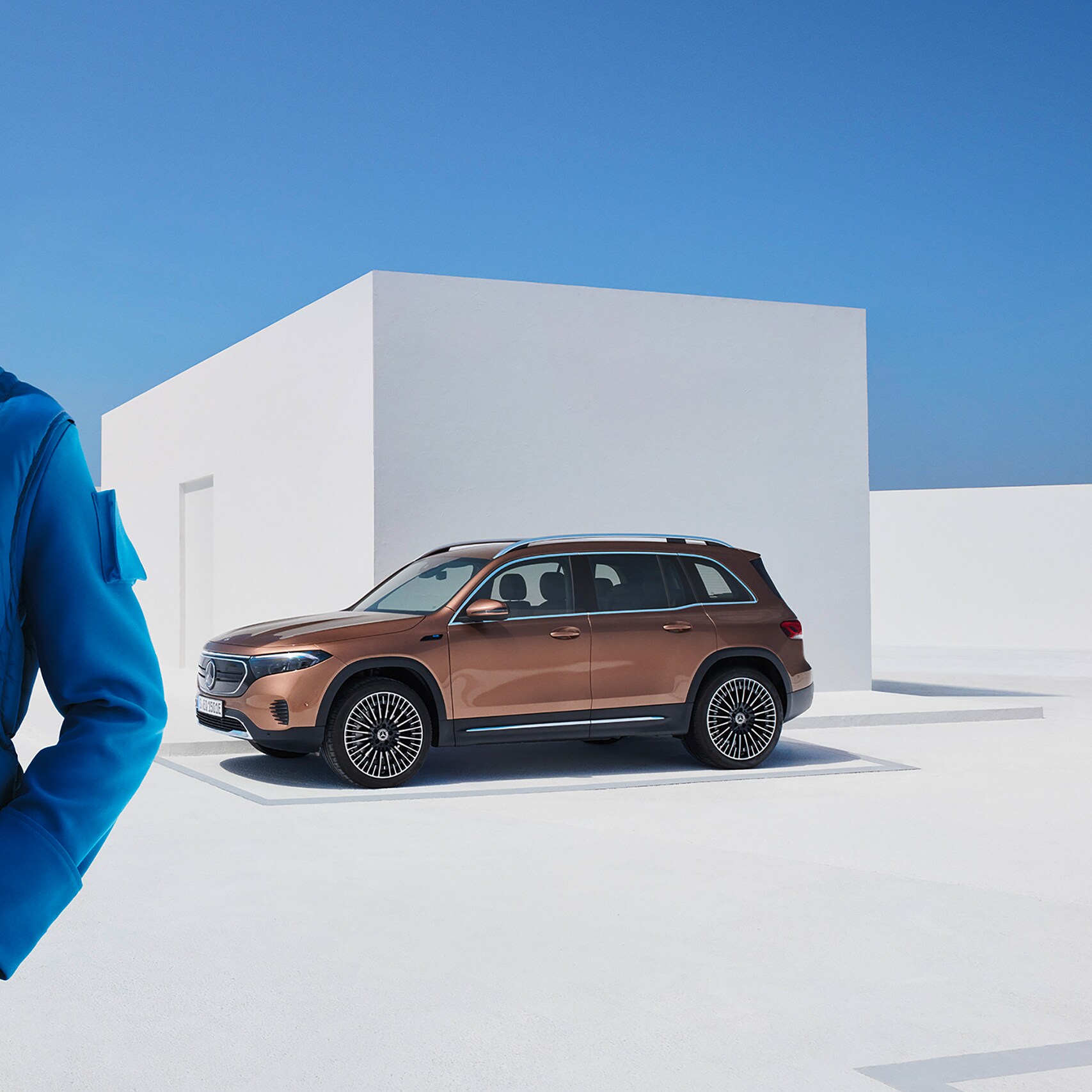 Muž je prostredníctvom digitálnych doplnkov a&nbsp;chytrého telefónu pripojený k&nbsp;svojmu vozidlu Mercedes-Benz.