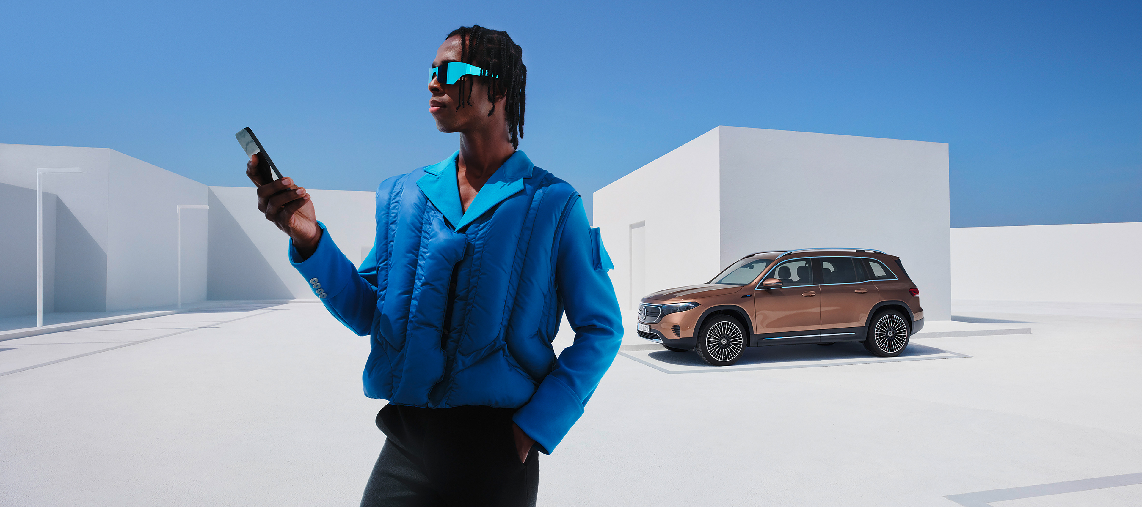 Aplikácia Mercedes-Benz | Mercedes-Benz Muž je prostredníctvom digitálnych doplnkov a chytrého telefónu pripojený k svojmu vozidlu Mercedes-Benz.