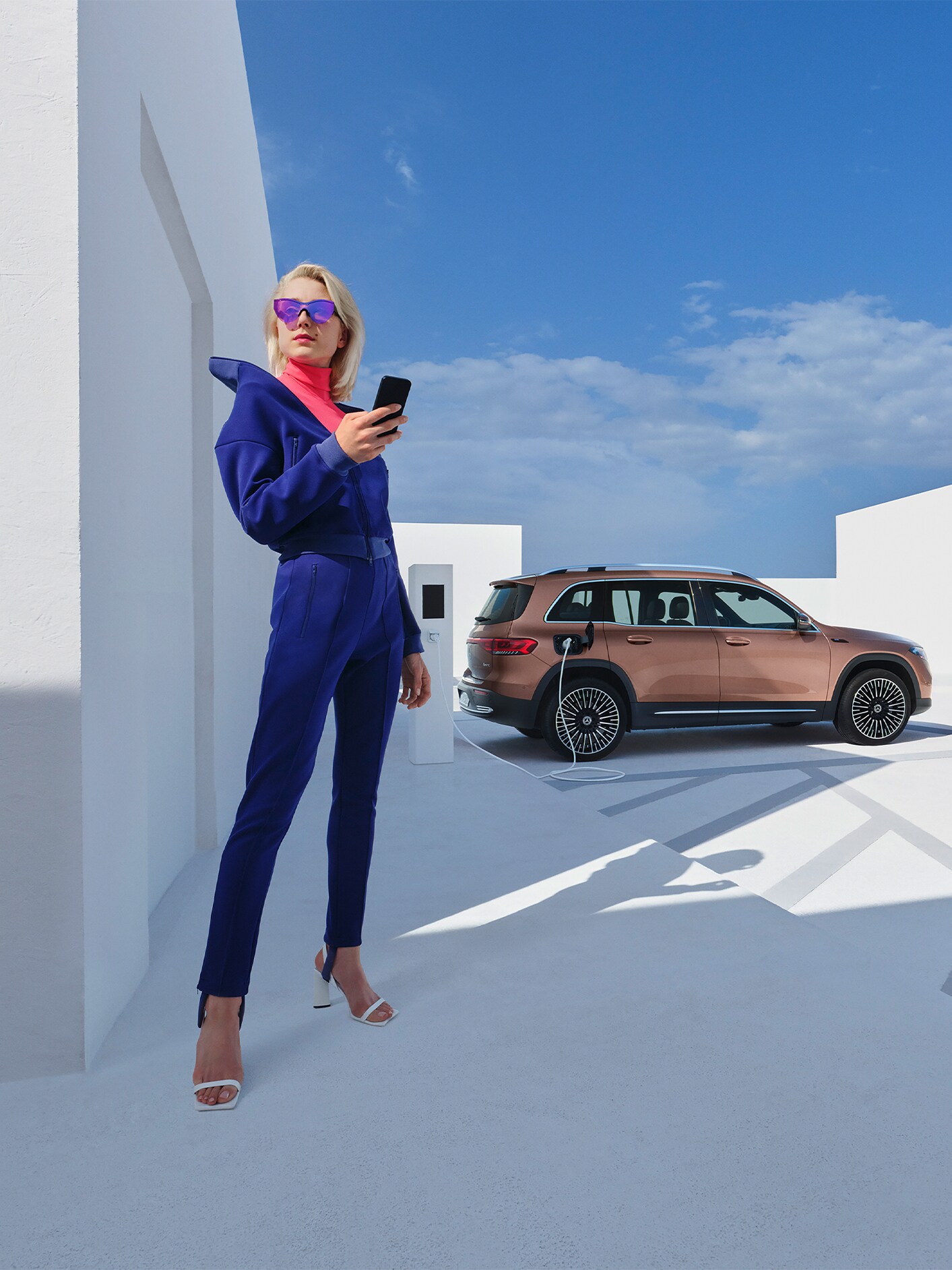 Muž prepája svoj chytrý telefón so svojím vozidlom, aby mohol využívať základné služby.