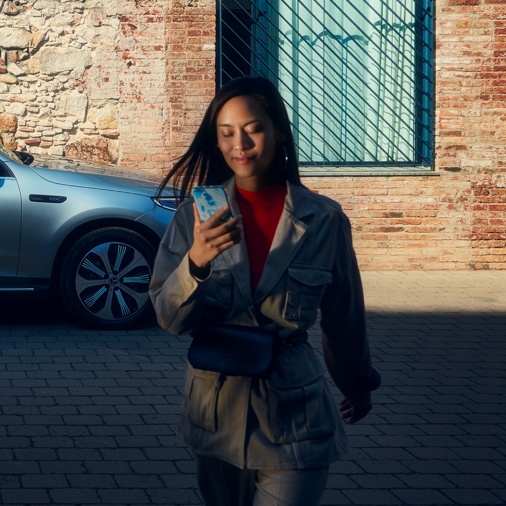 Žena je prostredníctvom chytrého telefónu a&nbsp;Digitálnych doplnkov pripojená k&nbsp;svojmu vozidlu Mercedes-Benz.