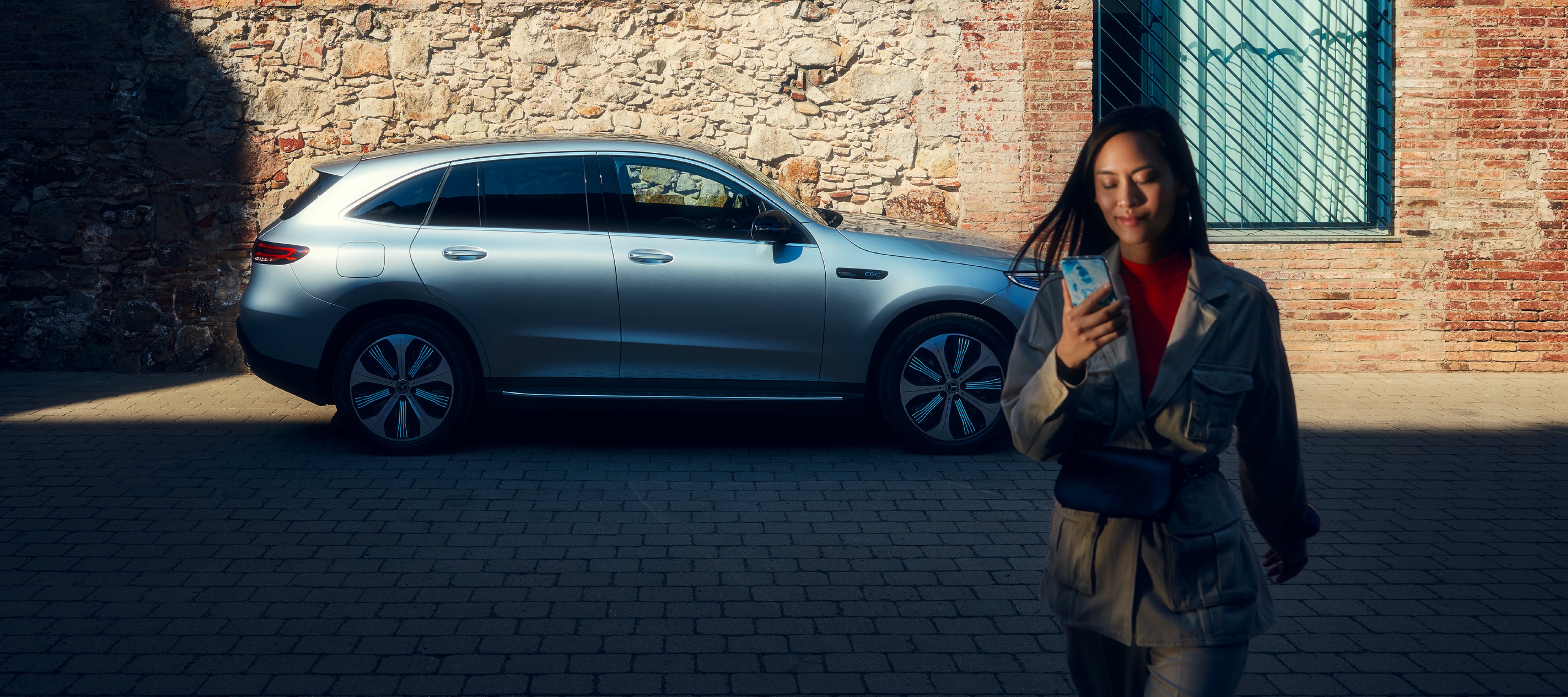 Žena je prostredníctvom chytrého telefónu a Digitálnych doplnkov pripojená k svojmu vozidlu Mercedes-Benz. Žena je prostredníctvom chytrého telefónu a Digitálnych doplnkov pripojená k svojmu vozidlu Mercedes-Benz.