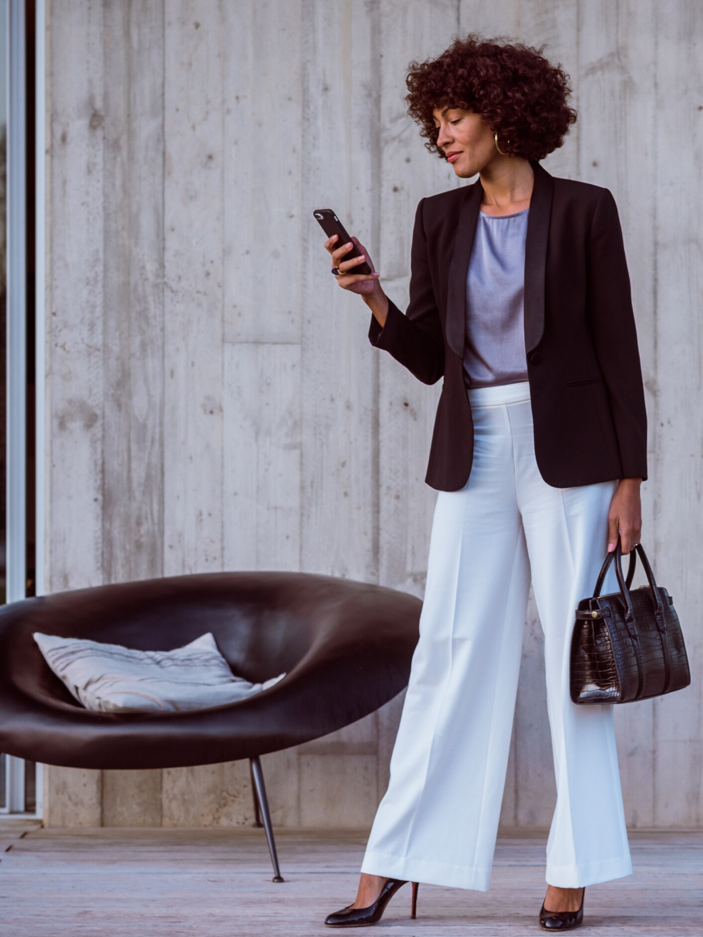 Žena sa prostredníctvom chytrého telefónu, aplikácie Mercedes-Benz a&nbsp;svojho identifikátora Mercedes me ID pripája k&nbsp;svojmu vozidlu Mercedes-Benz.