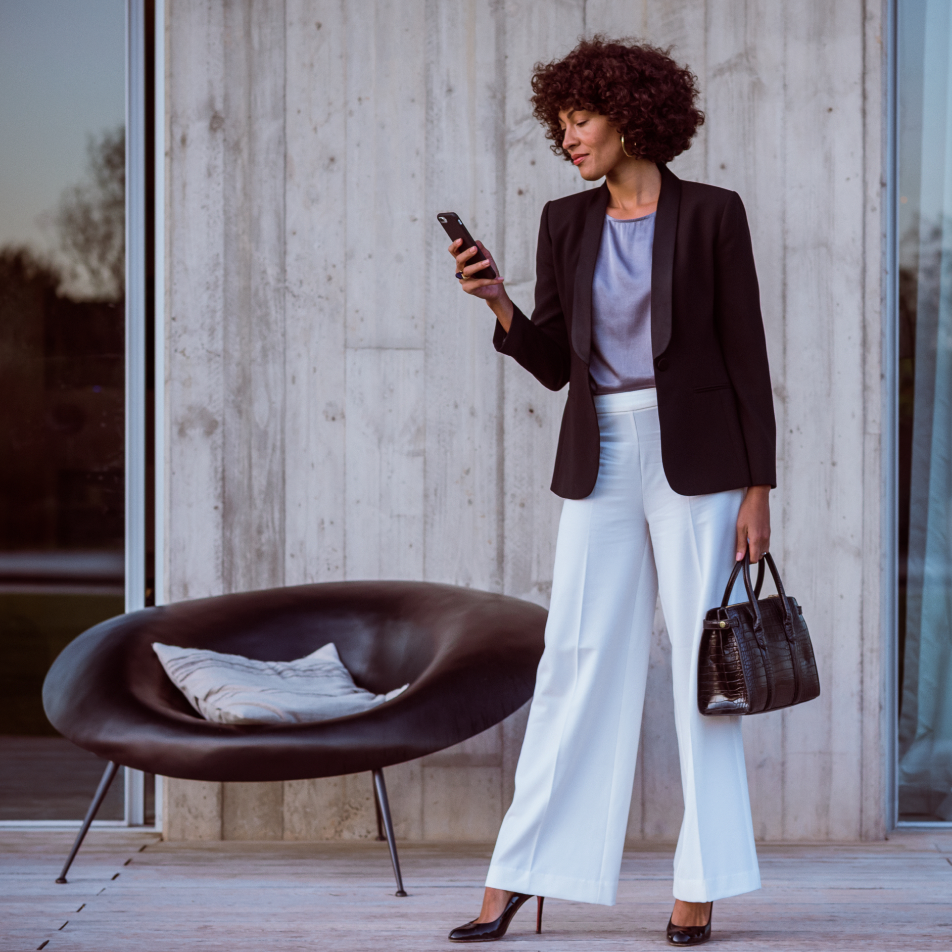 Aplikácia Mercedes-Benz | Mercedes me ID | Mercedes-Benz Žena sa prostredníctvom chytrého telefónu, aplikácie Mercedes-Benz a svojho identifikátora Mercedes me ID pripája k svojmu vozidlu Mercedes-Benz.