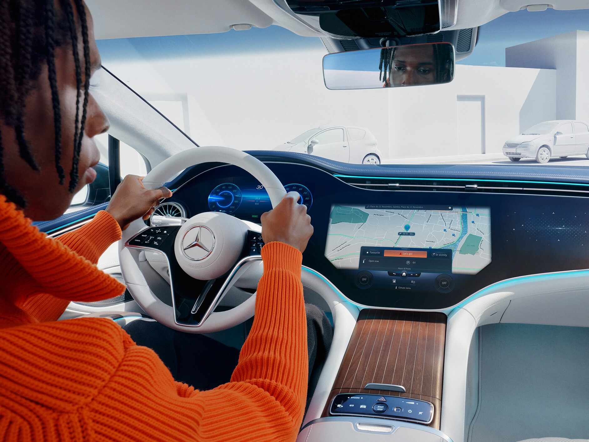 Muž používa hlasového asistenta&nbsp;MBUX vo svojom vozidle.