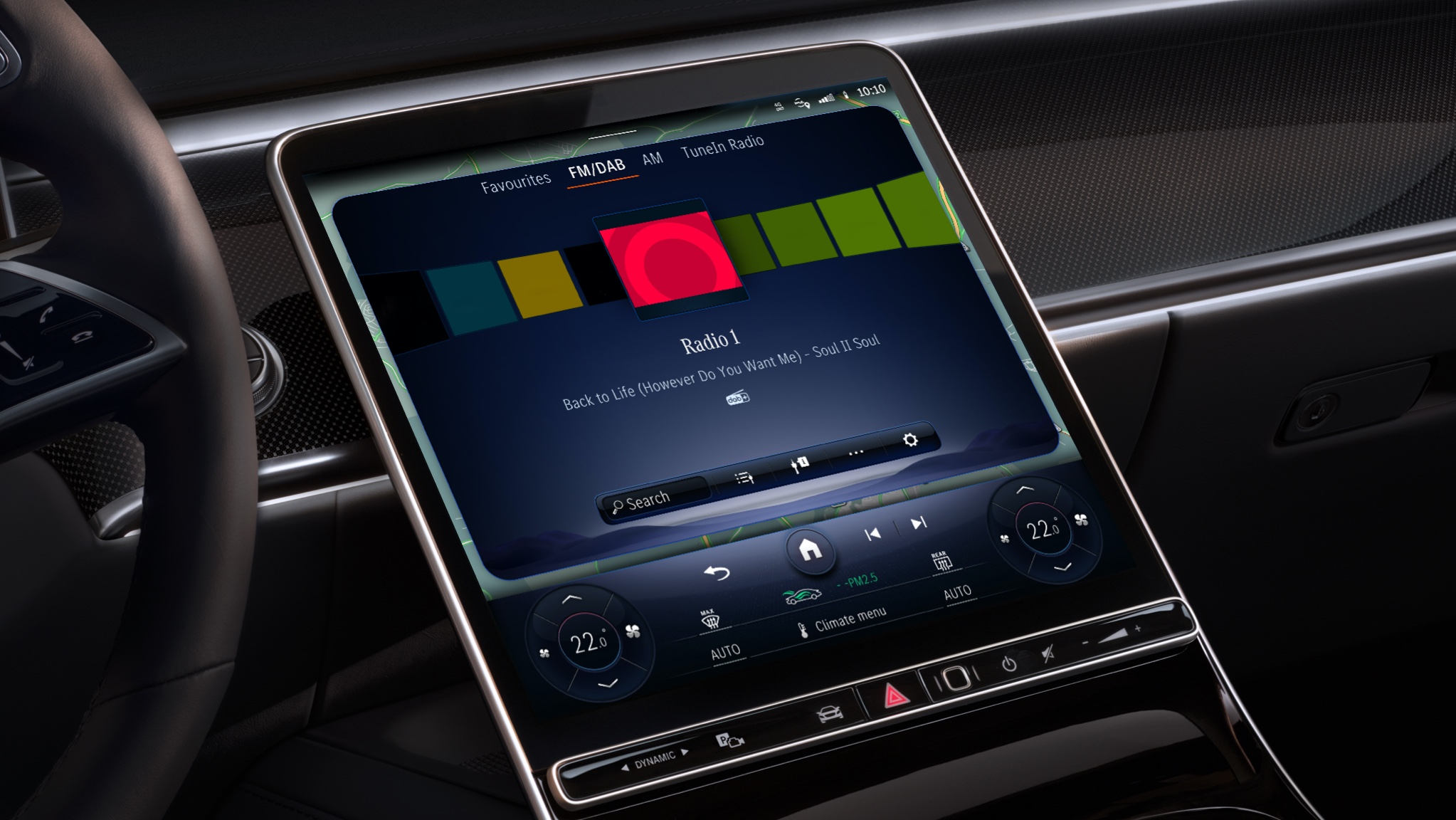 Rozšírené rozhlasové informácie | Zábava | Mercedes-Benz Na multimediálnom systéme MBUX vo vozidle Mercedes-Benz sa vďaka balíkom zábavy zobrazujú rozhlasové stanice z celého sveta.