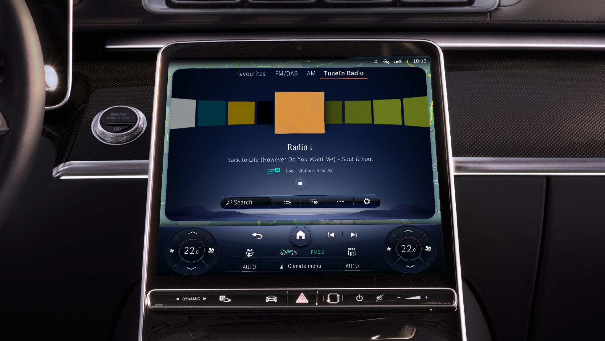 Internetové rádio | Zábava | Mercedes-Benz Na multimediálnom systéme MBUX vo vozidle Mercedes-Benz sa vďaka balíku zábavy zobrazujú rozšírené informácie, ako je interpret, názov a obálka albumu.