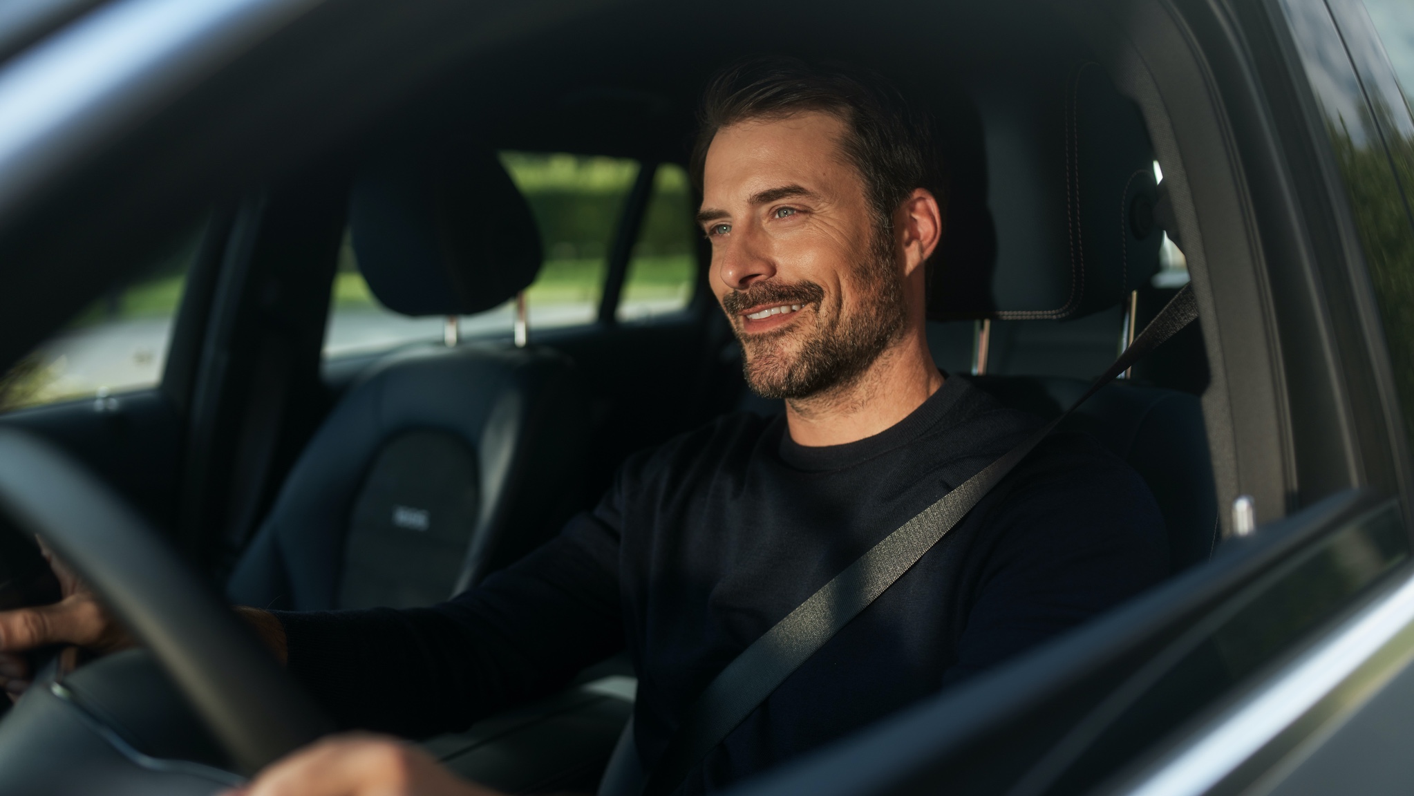 Rozšírené vyhľadávanie rozhlasového vysielača | Zábava | Mercedes-Benz Muž si vo svojom vozidle Mercedes-Benz vychutnáva internetové rádio bez prerušovania vďaka balíku zábavy.