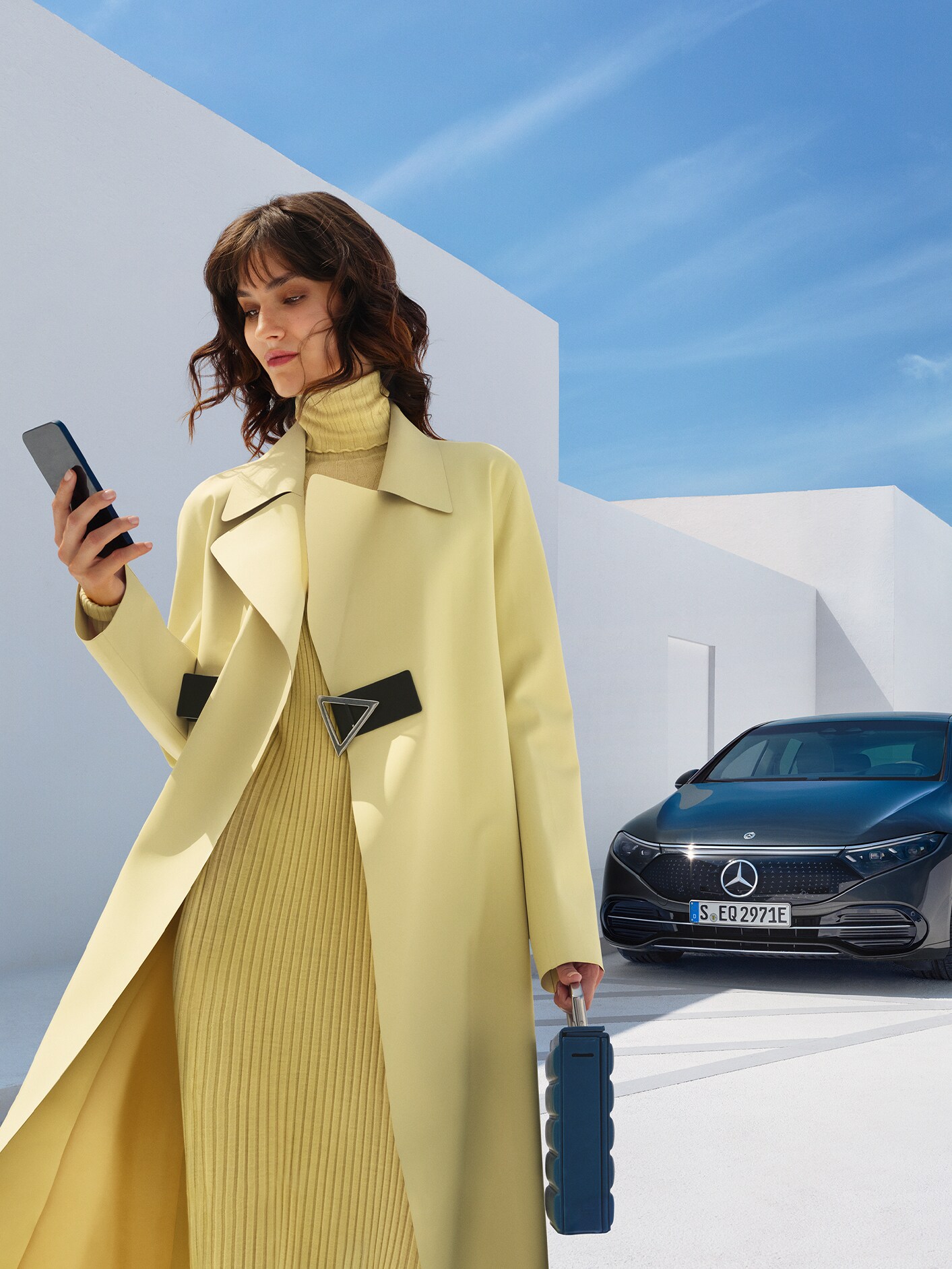 Žena pred sedanom EQS od značky Mercedes-Benz.