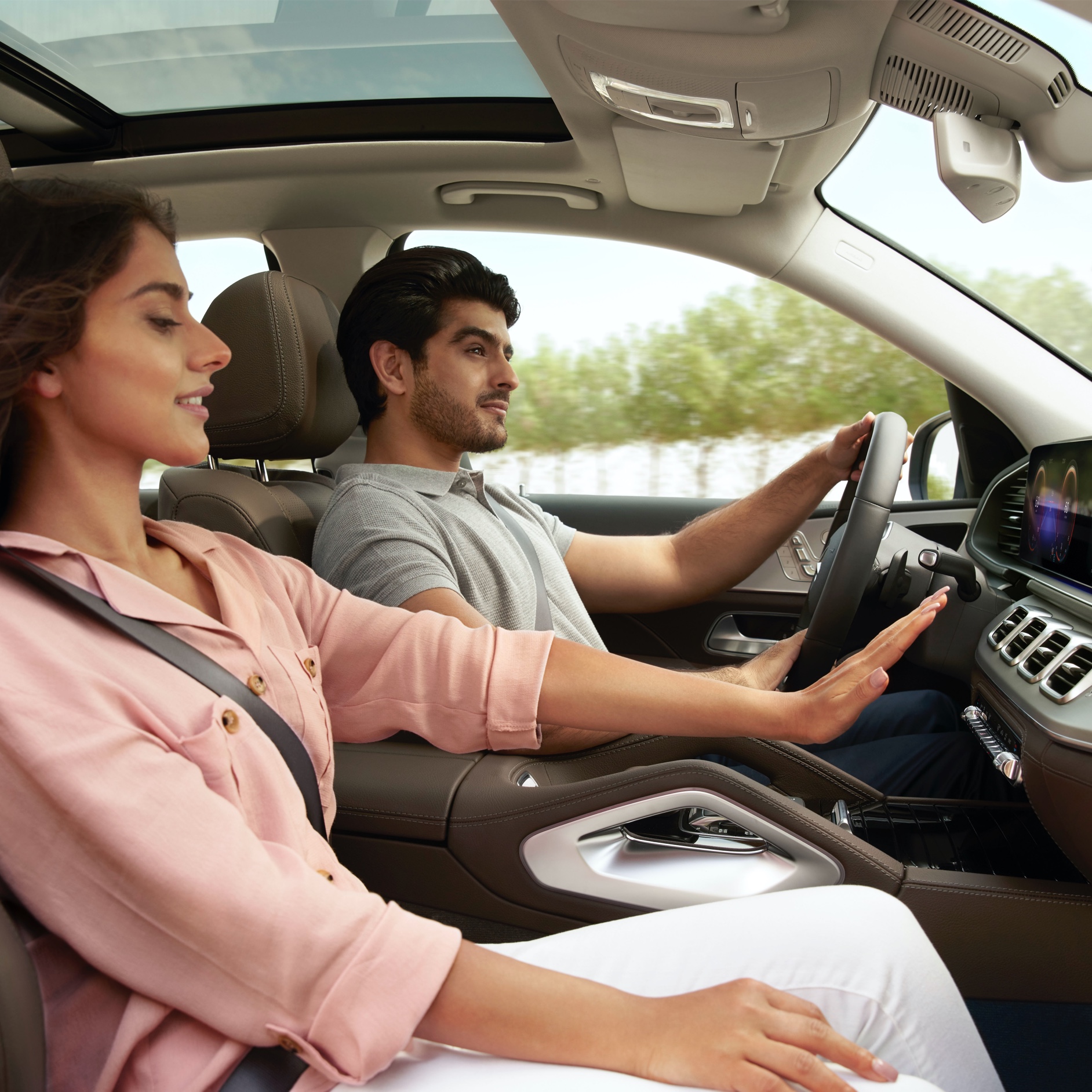 Originálny vzduchový filter Mercedes-Benz Žena dvíha ruku pred vetraciu štrbinu klimatizácie vo svojom vozidle Mercedes-Benz.