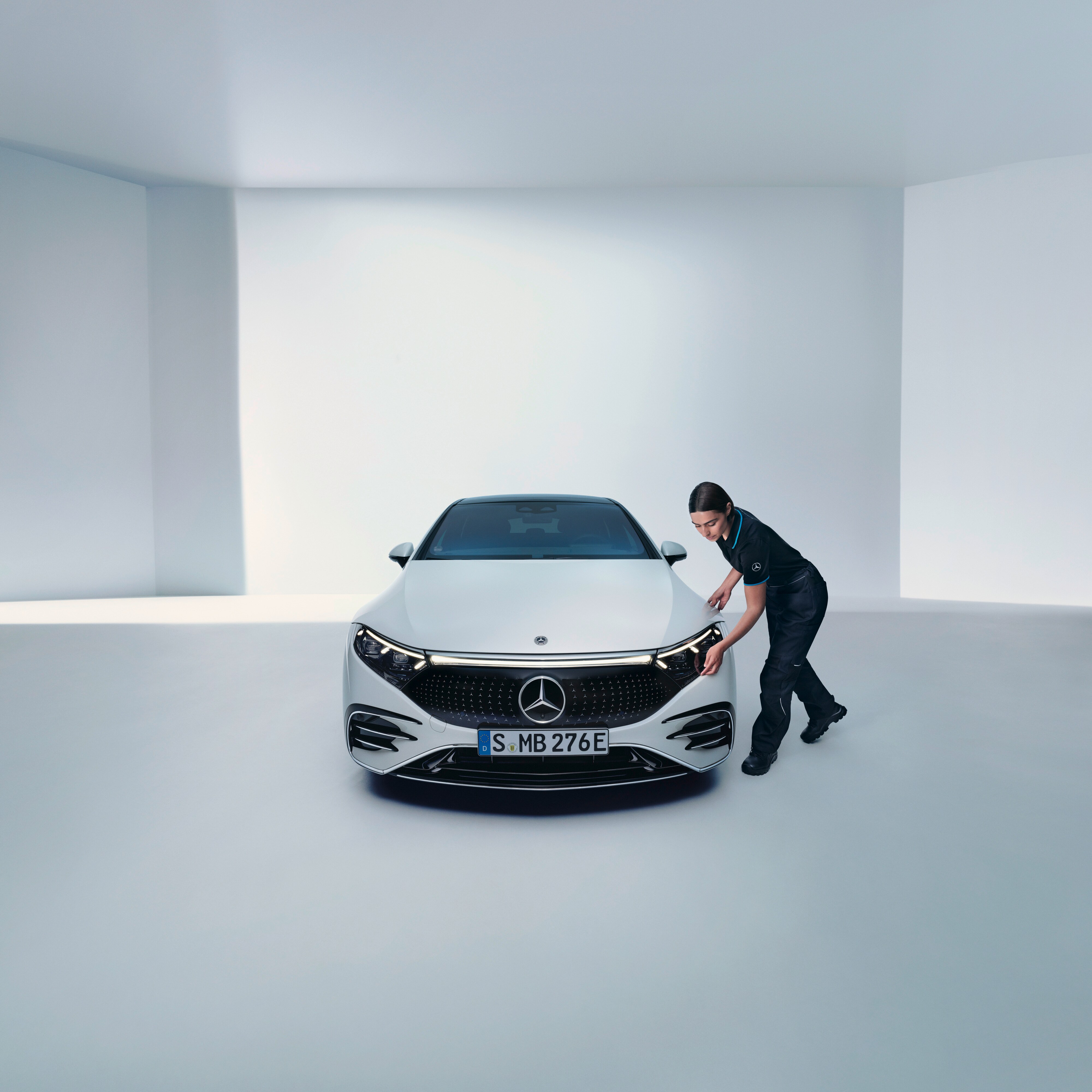 Technik Mercedes-Benz kontroluje predný svetlomet.