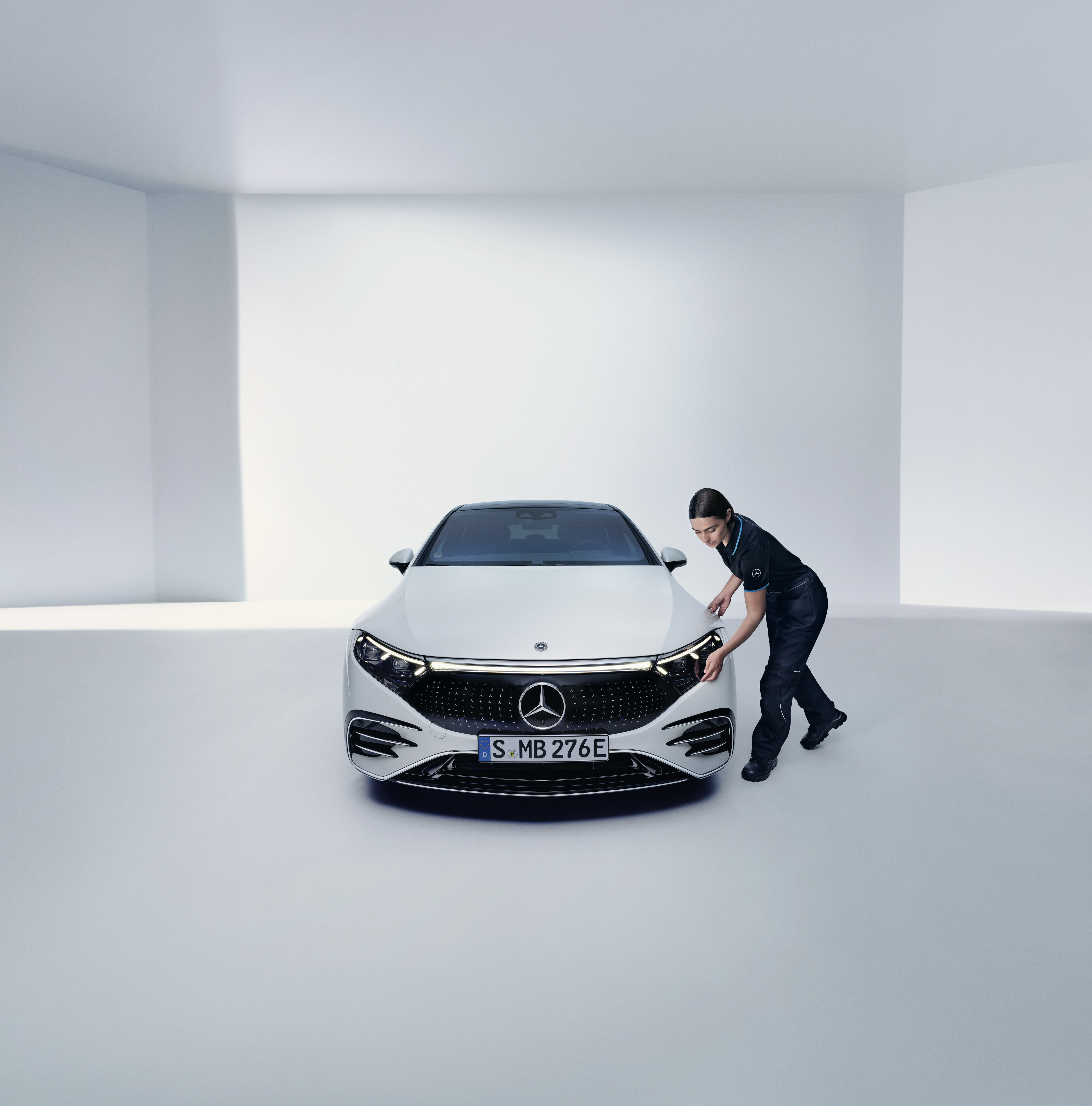 Oprava | Mercedes-Benz Technik Mercedes-Benz kontroluje predný svetlomet.