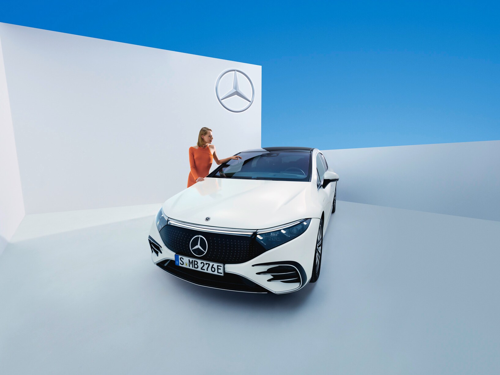 Osoba sa pozerá na svoje vozidlo Mercedes-Benz.