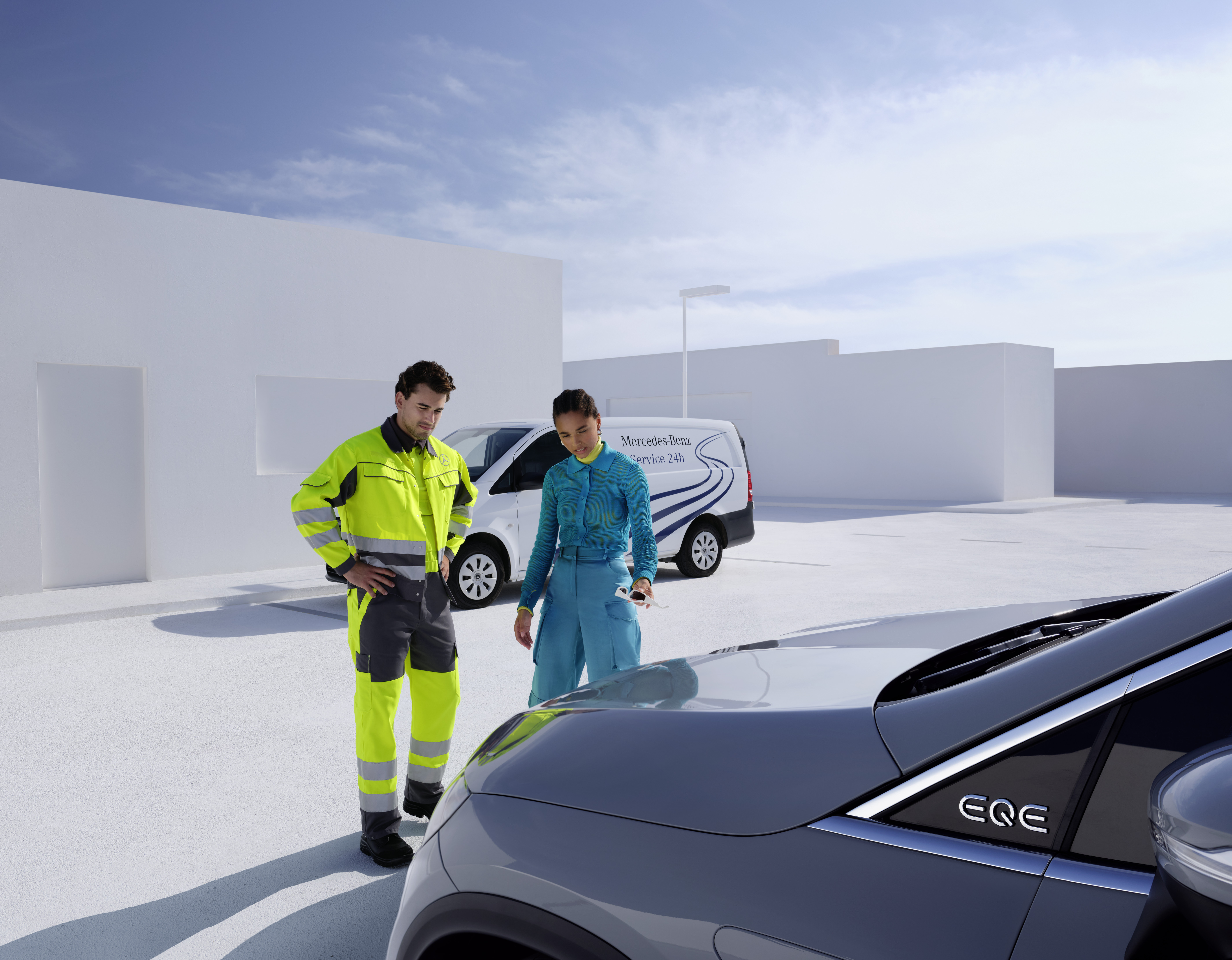 Poruchová služba | Mercedes-Benz Muž zo servisného tímu Mercedes-Benz a žena sa pozerajú na vozidlo Mercedes-Benz