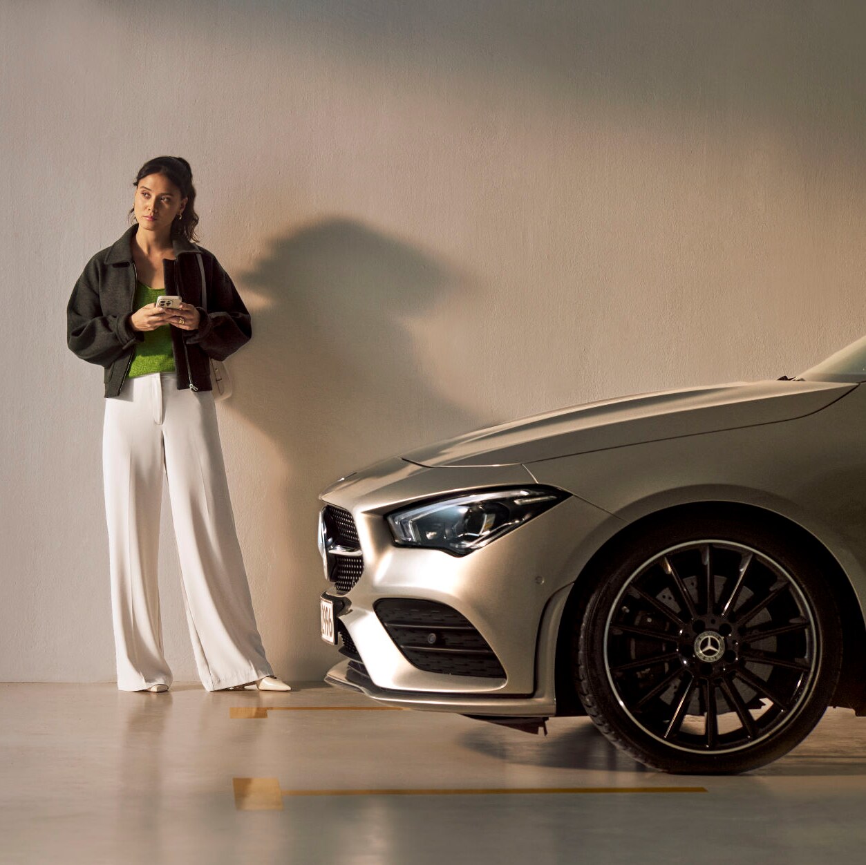 Žena pred vozidlom Mercedes-Benz.