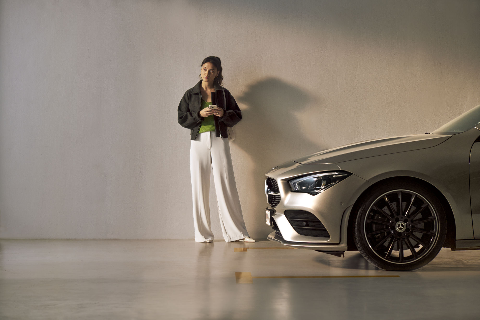 Service Select | Mercedes-Benz Žena pred vozidlom Mercedes-Benz.