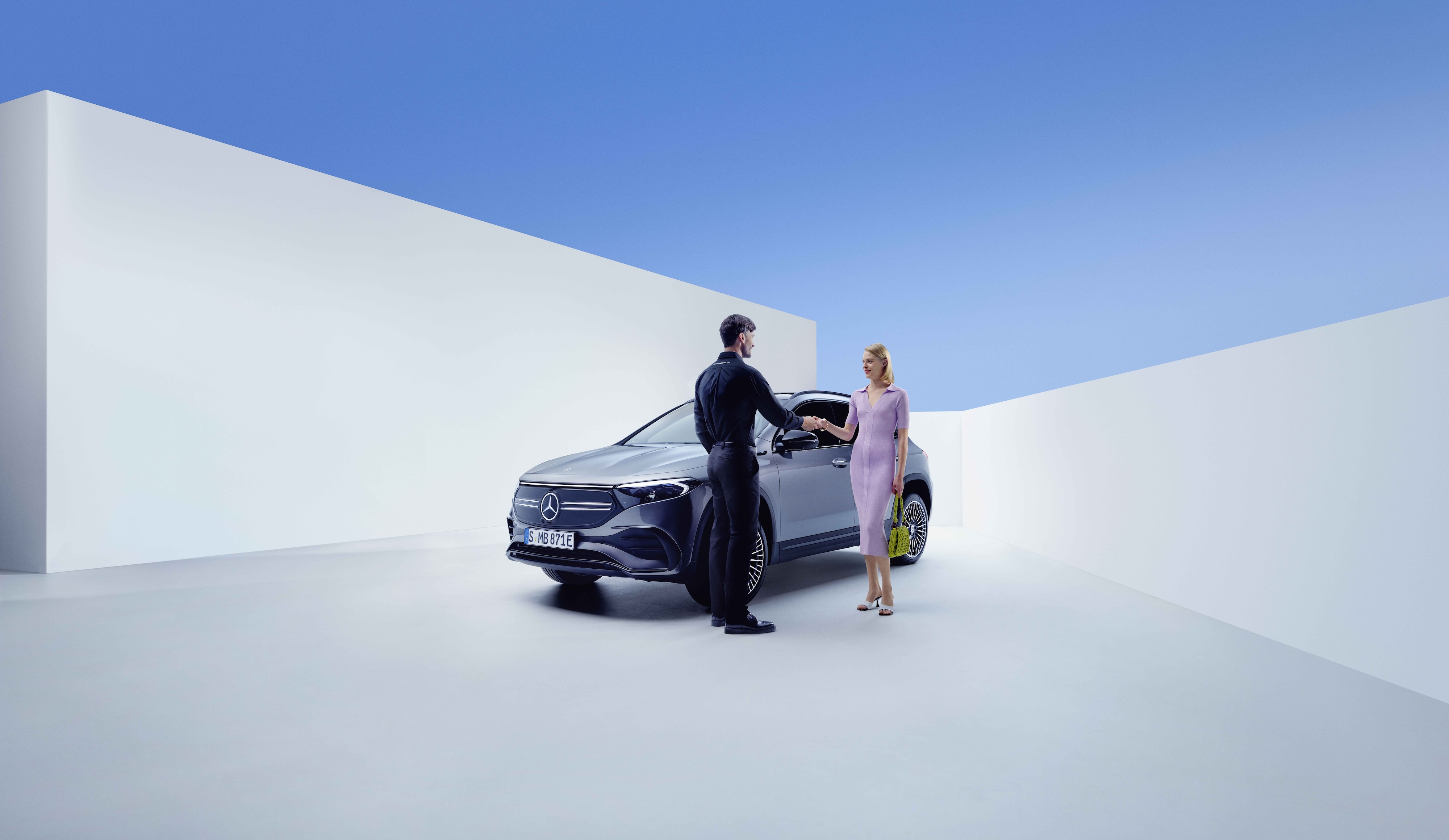Servis a opravy | Mercedes-Benz Zamestnanec spoločnosti Mercedes-Benz a žena si potriasajú rukami pred vozidlom Mercedes-Benz