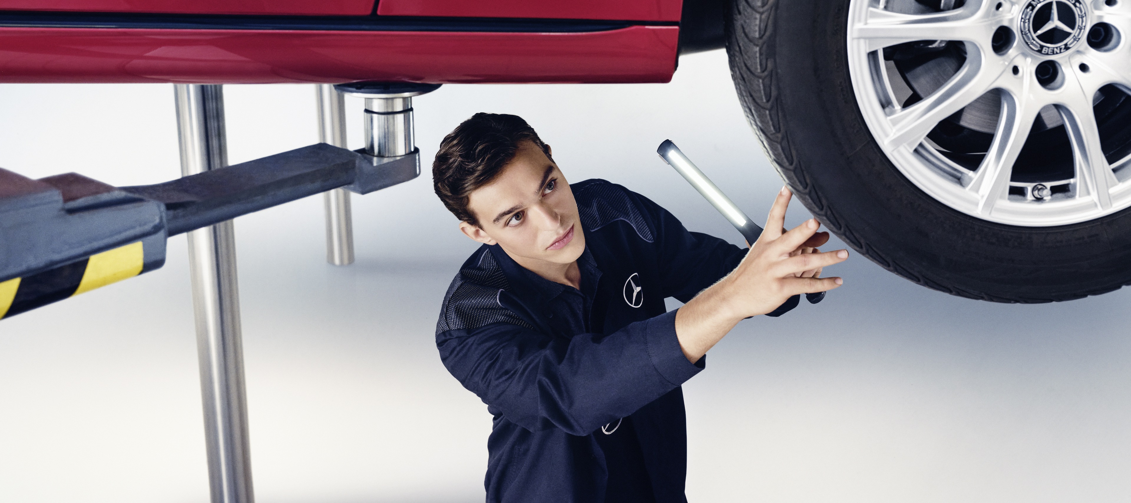 Technická kontrola | Mercedes-Benz Muž posudzuje svoje vozidlo Mercedes-Benz.