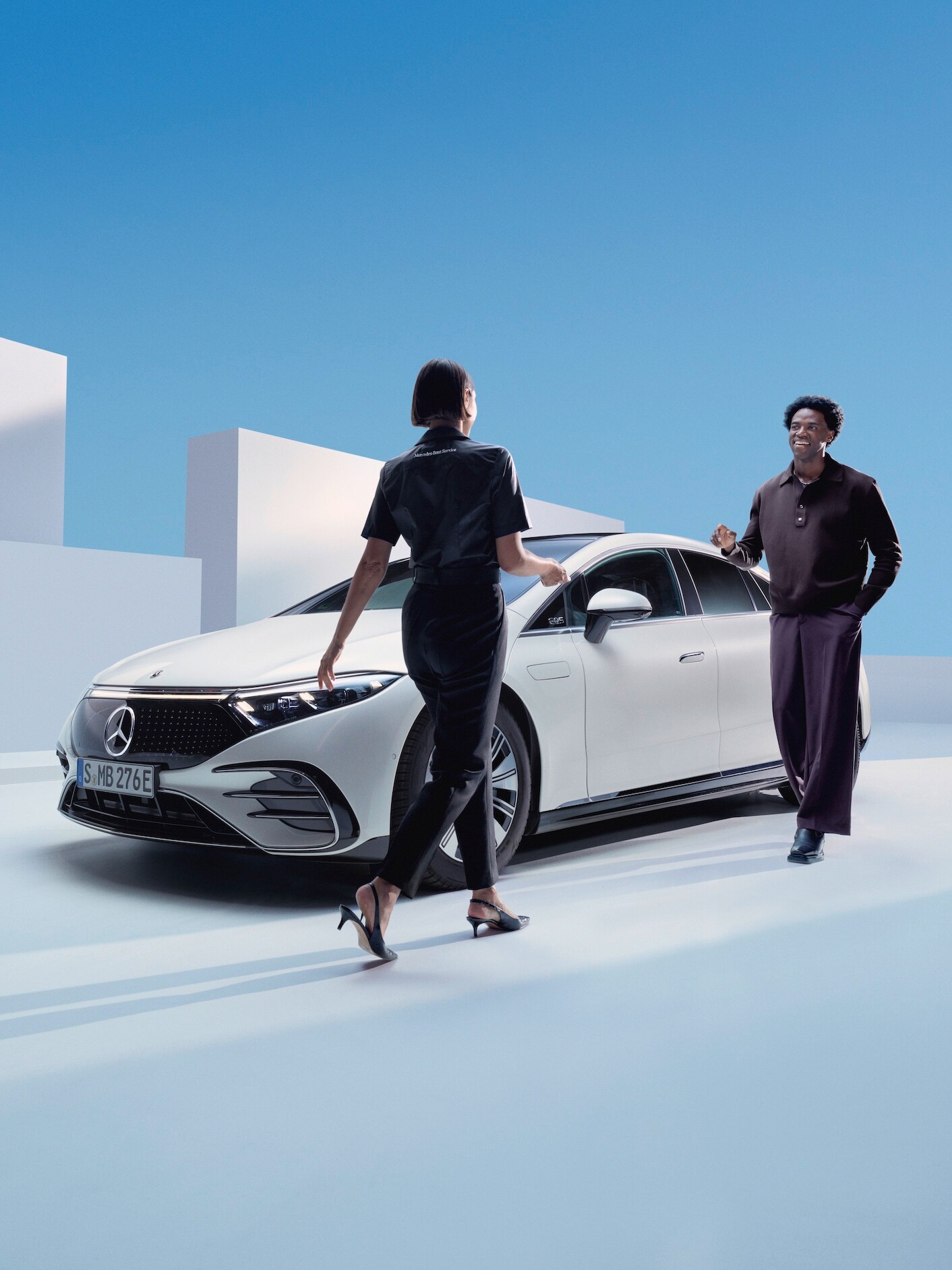 Žena využíva službu odvozu a&nbsp;dovozu vozidla od značky Mercedes-Benz.