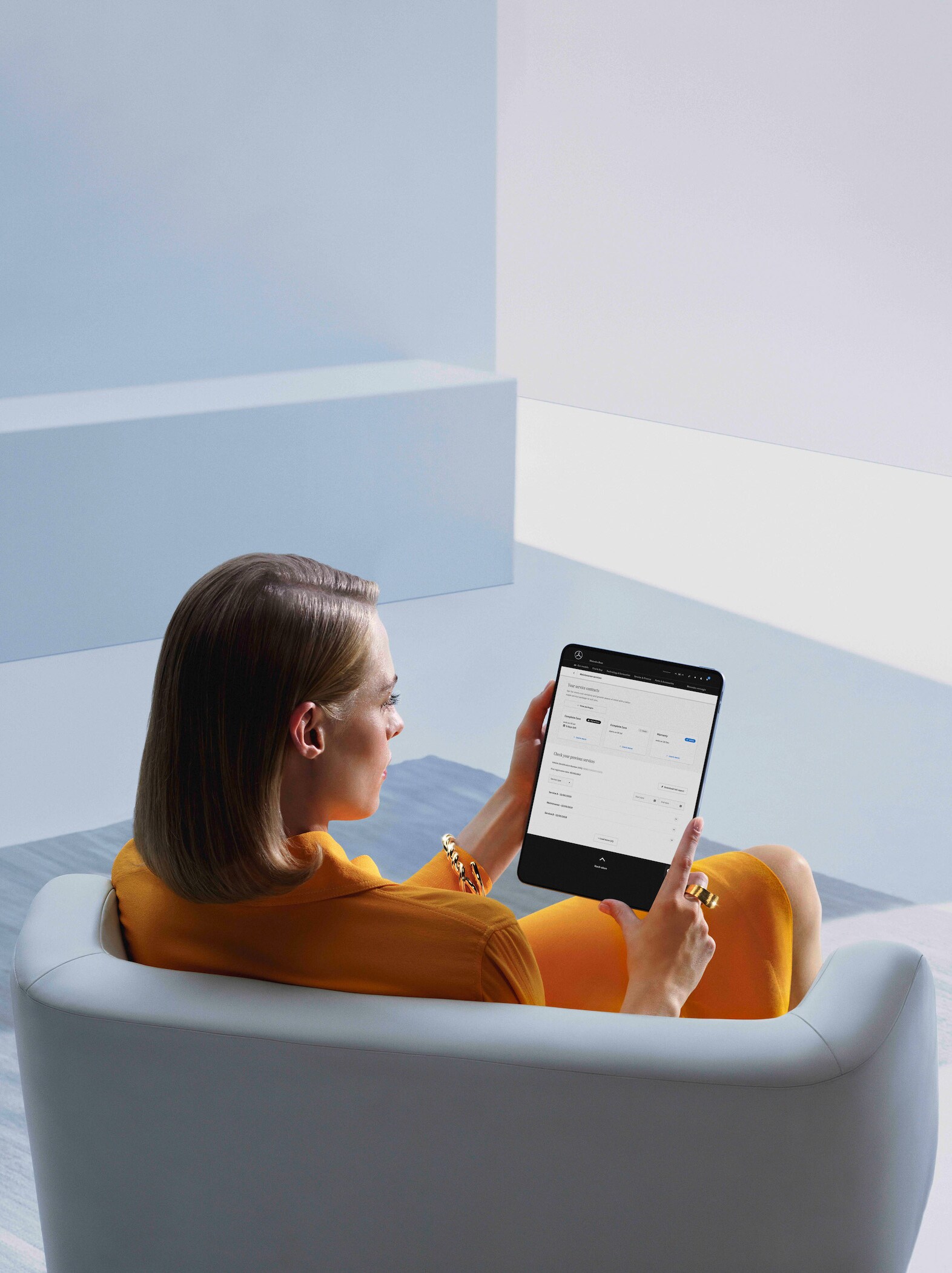 Žena si na tablete prezerá digitálnu servisnú správu.