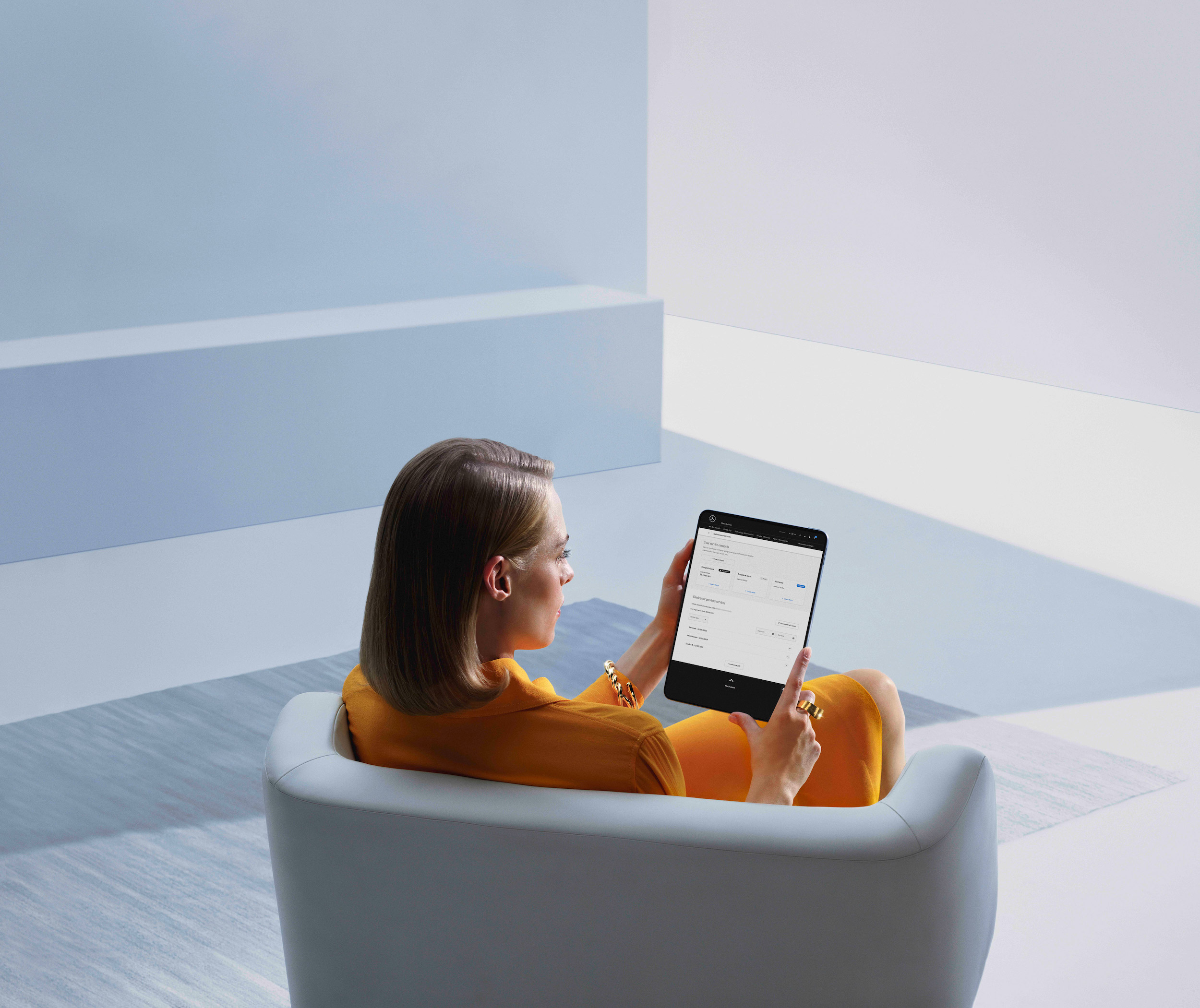 Digitálna servisná správa | Mercedes-Benz Žena si na tablete prezerá digitálnu servisnú správu.