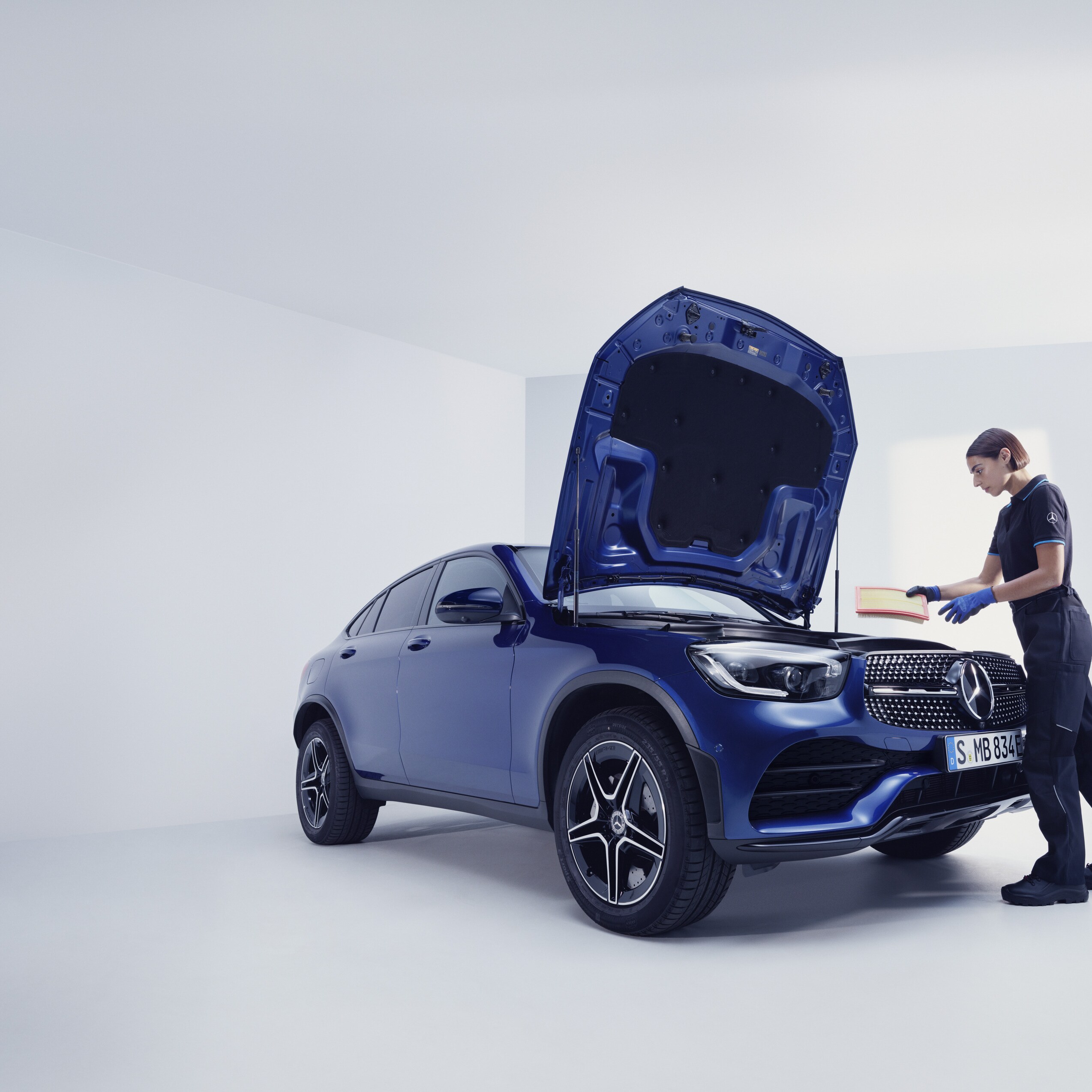Mechanik Mercedes-Benz vykonáva prehliadku vozidla Mercedes-Benz.