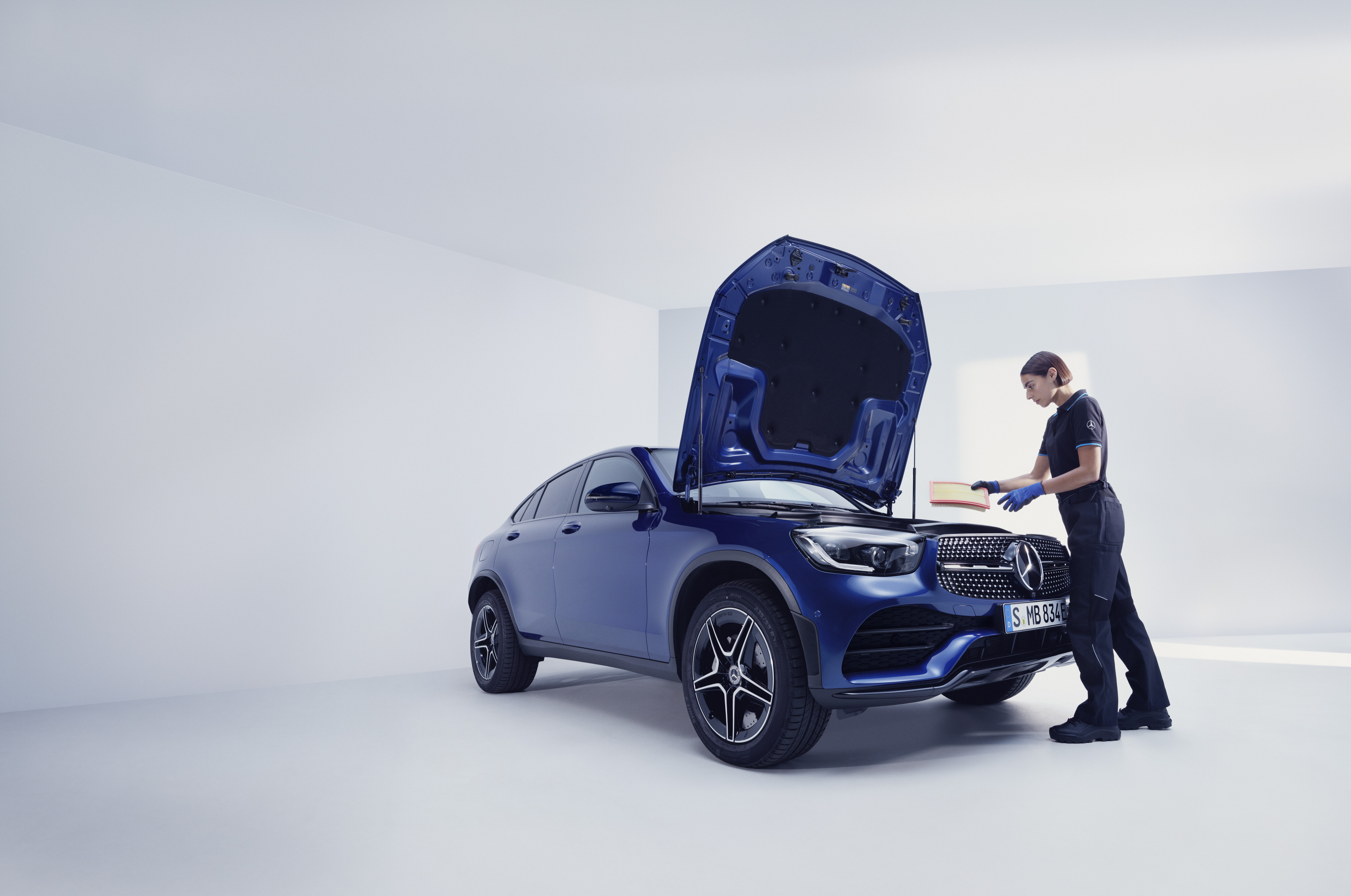 Služby údržby | Mercedes-Benz Mechanik Mercedes-Benz vykonáva prehliadku vozidla Mercedes-Benz.