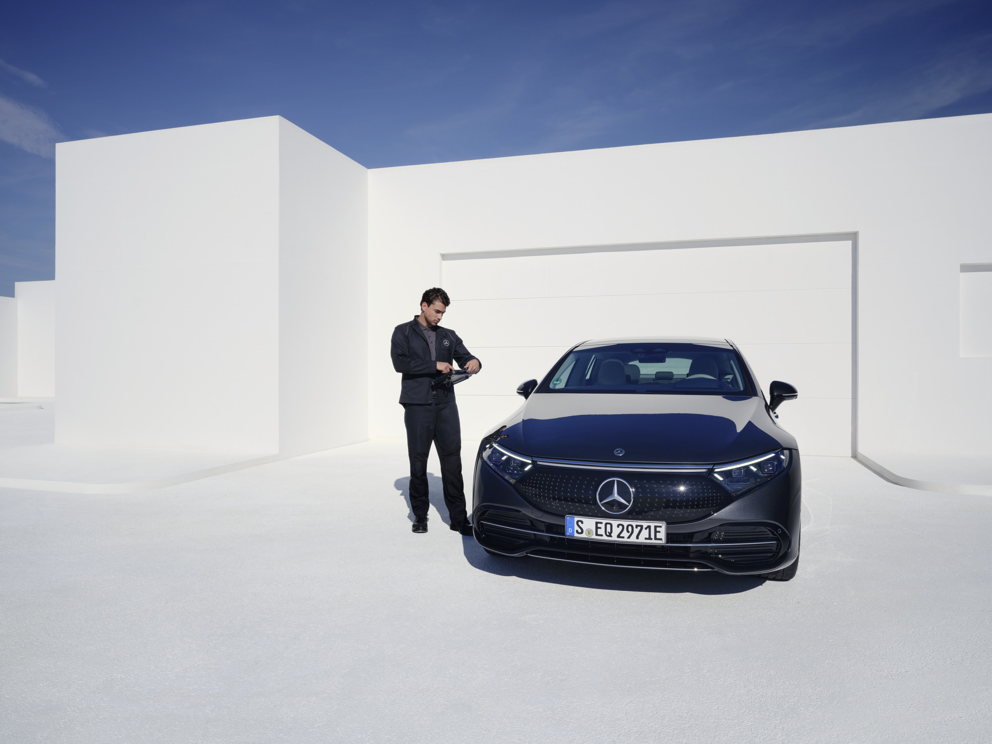 Údržba elektrických vozidiel | Mercedes-Benz Technik Mercedes-Benz vykonáva prehliadku vozidla Mercedes-Benz.