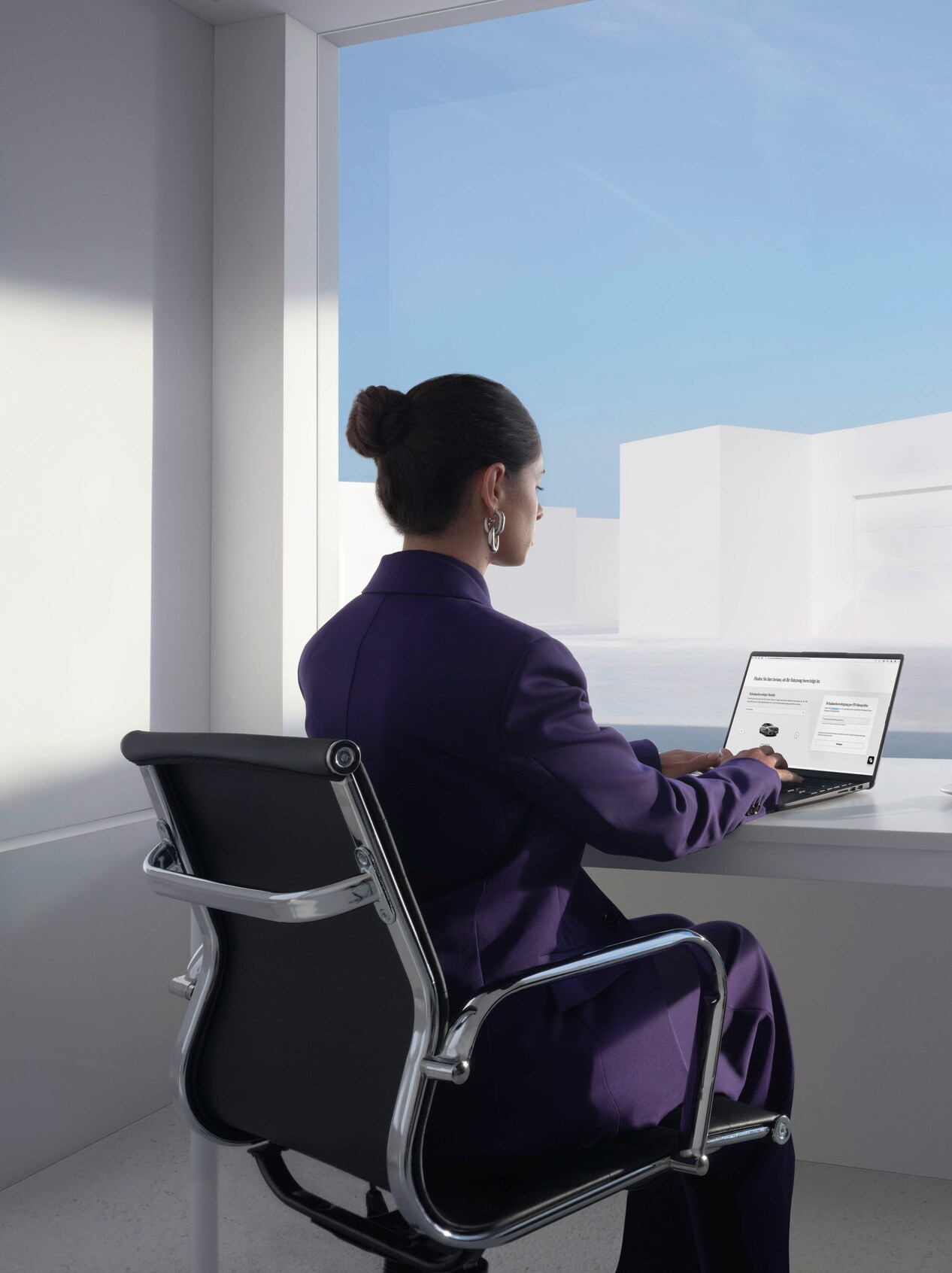 Žena si pozerá výsledky emisných kontrol svojho vozidla Mercedes-Benz online.