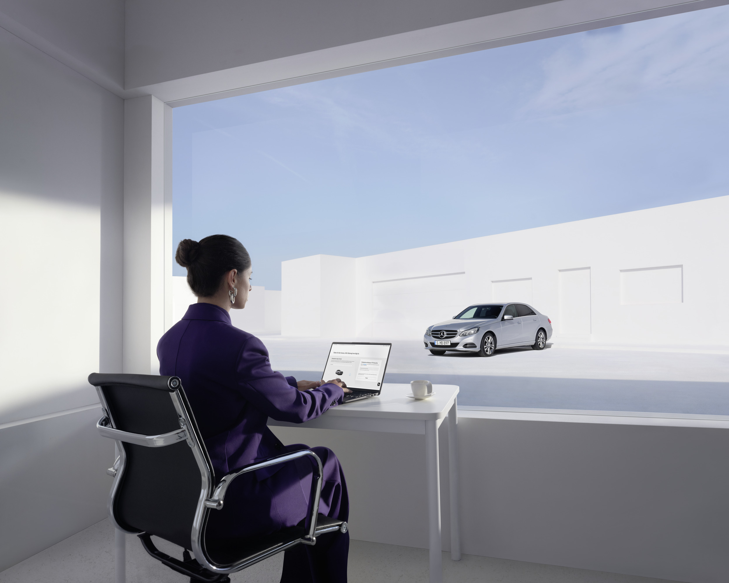 Emisná kontrola | Mercedes-Benz Žena si pozerá výsledky emisných kontrol svojho vozidla Mercedes-Benz online.