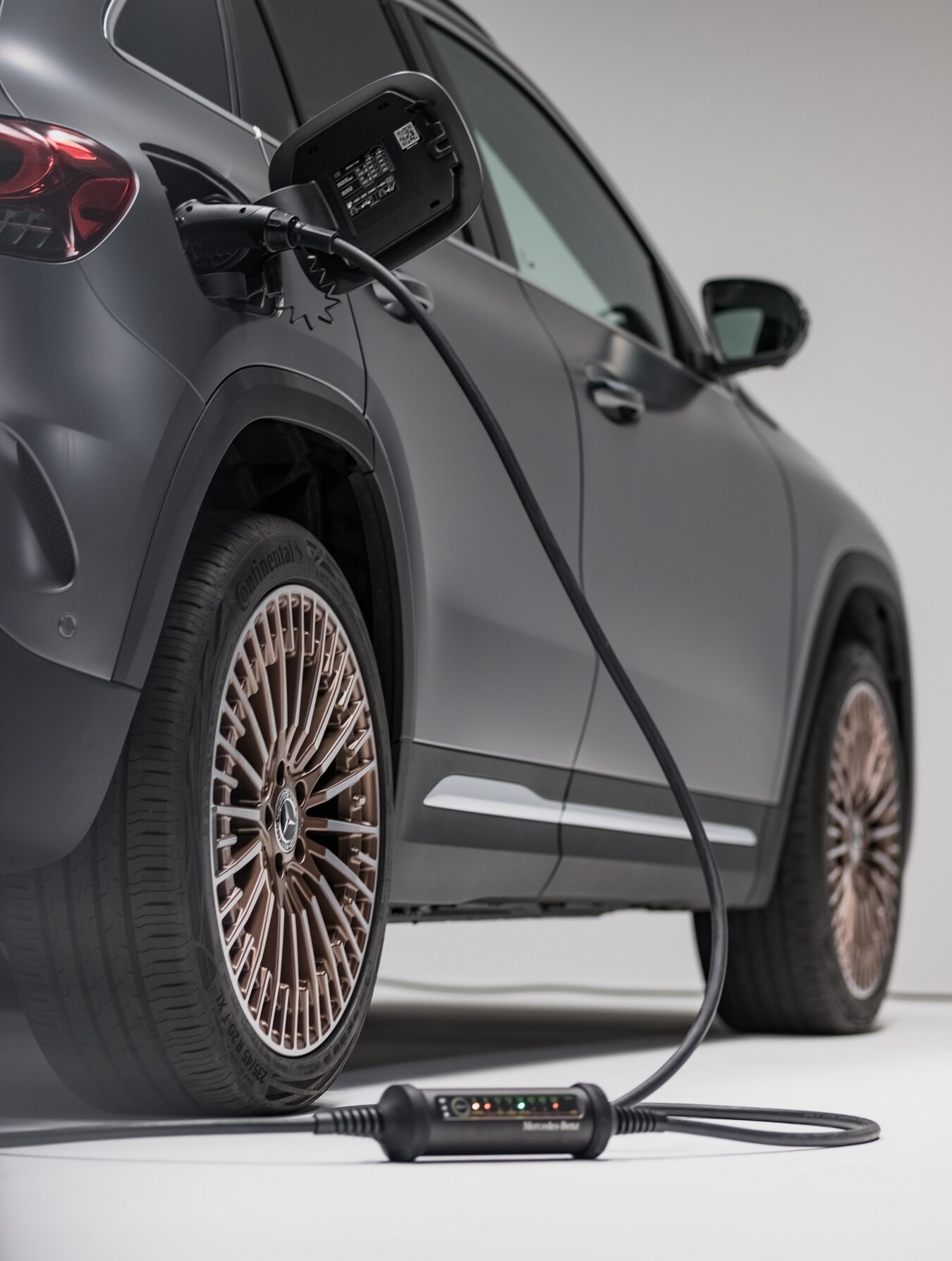 Mercedes-Benz EQA sa v&nbsp;rámci flexibilného nabíjania nabíja pomocou kábla.