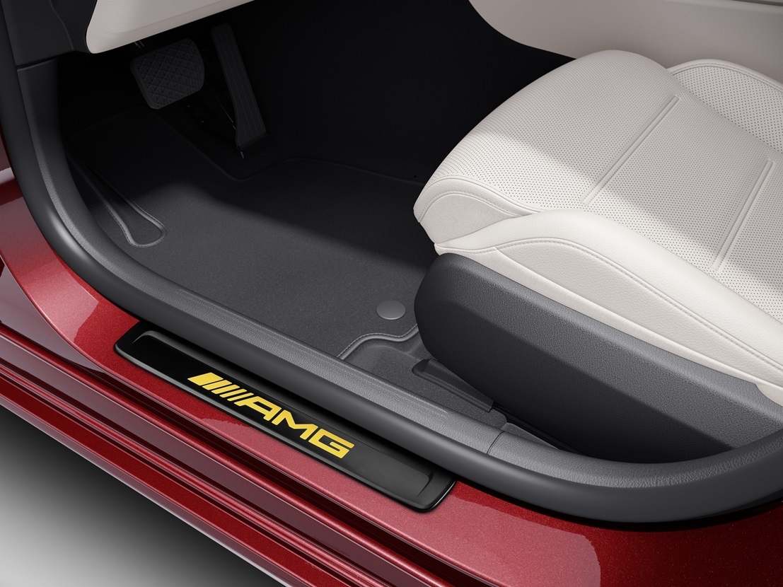 Výmenný kryt AMG | Mercedes-Benz Na červenom vozidle Mercedes-Benz je namontovaný výmenný kryt AMG so žltým nápisom.