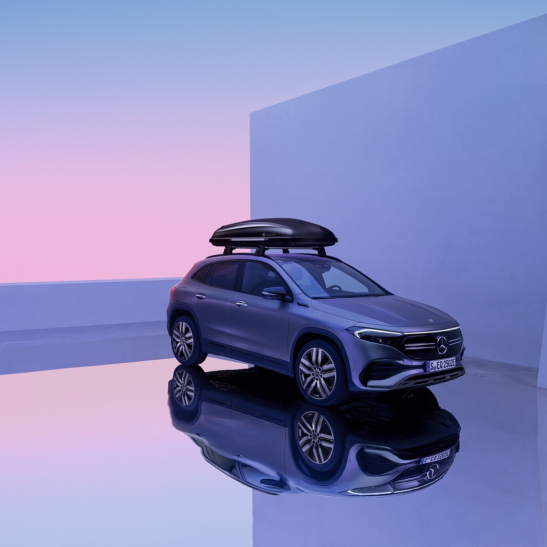 Mercedes-Benz EQA so strešným nosičom batožiny v&nbsp;prezentačnej miestnosti.