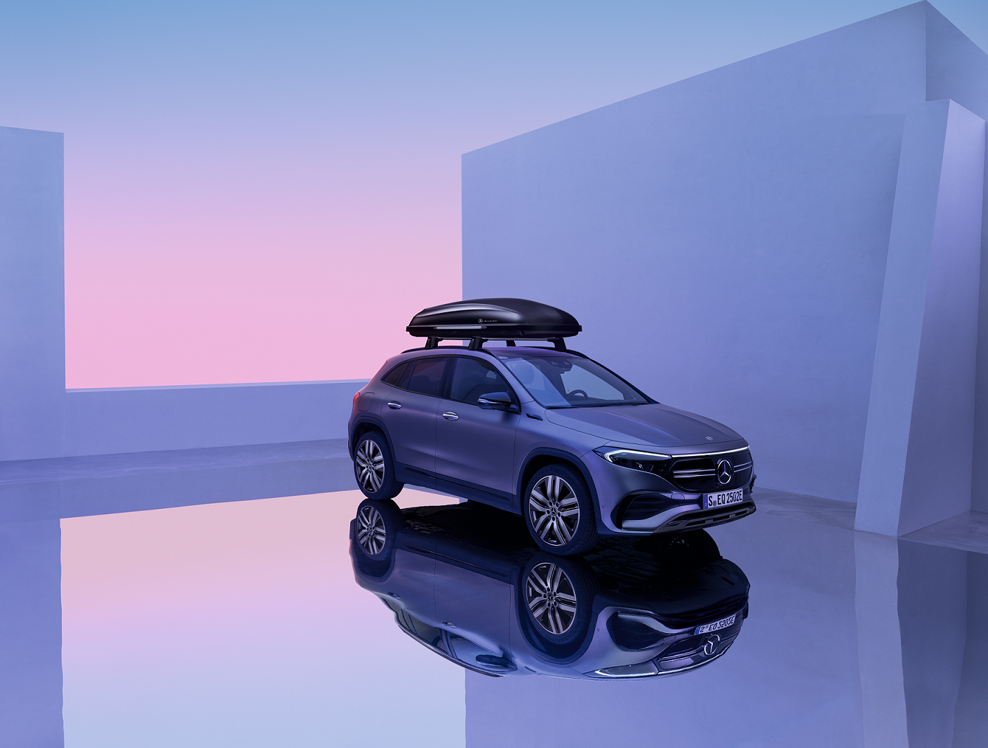 EQA | Mercedes-Benz Mercedes-Benz EQA so strešným nosičom batožiny v prezentačnej miestnosti.