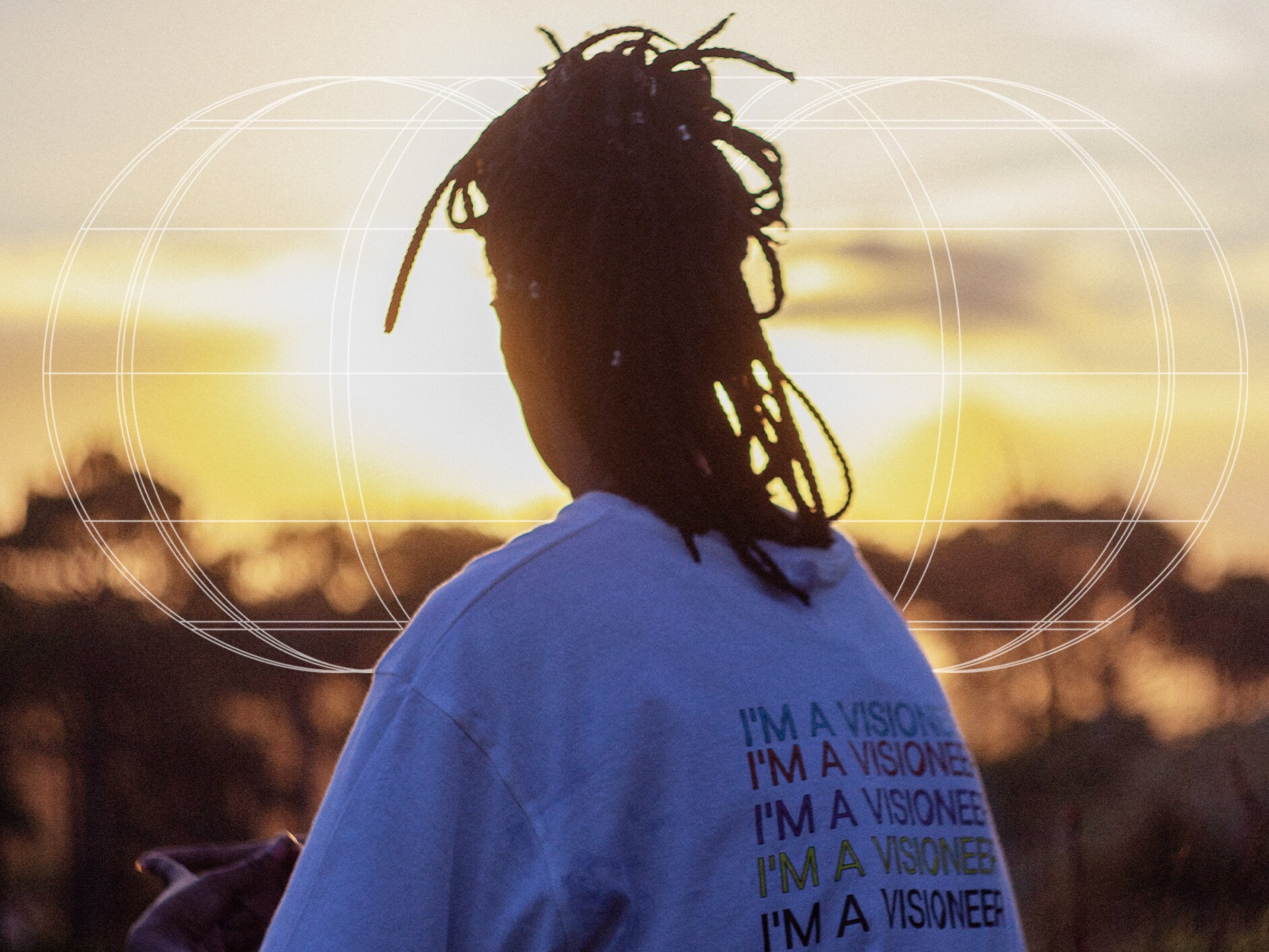 Žena zozadu pri západe slnka v tričku beVisioneers.