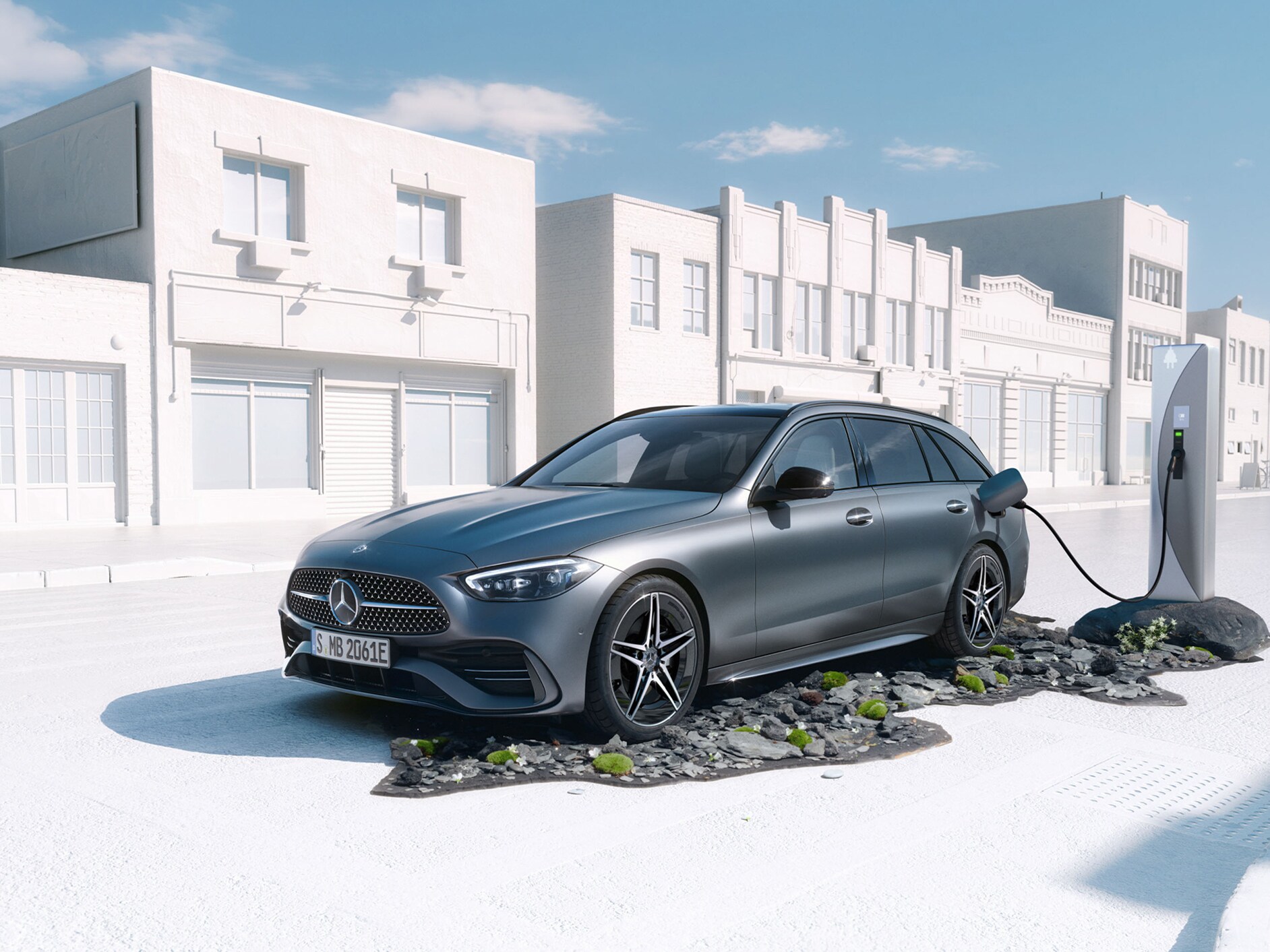 Bočný pohľad spredu na kombi Triedy&nbsp;C 300&nbsp;e od značky Mercedes-Benz.