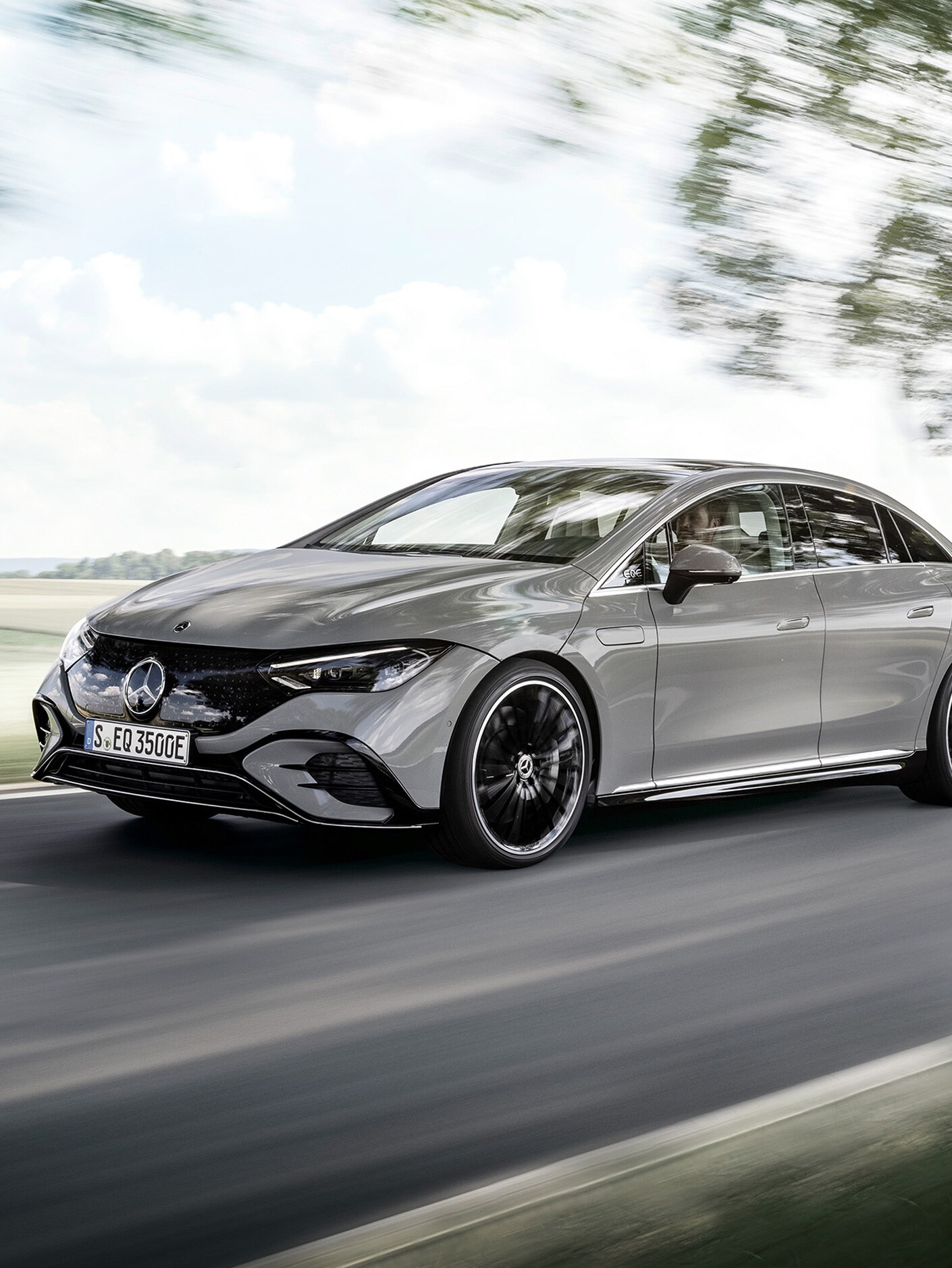 Bočný pohľad spredu na EQS na ceste nižšej triedy