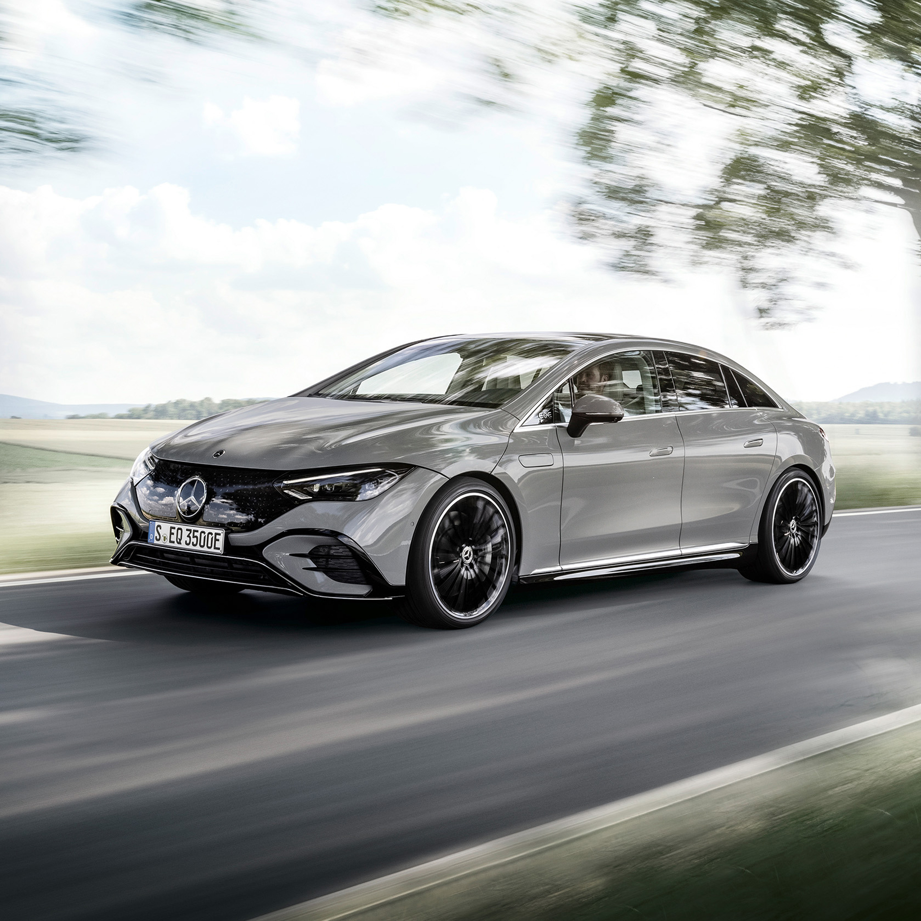 Mercedes-Benz | Zem, voda, vzduch | EQS Bočný pohľad spredu na EQS na ceste nižšej triedy