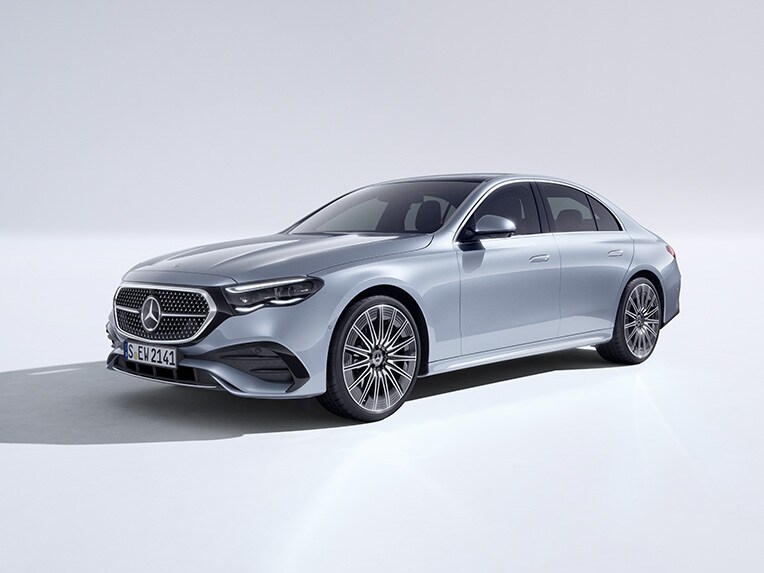 Pohľad zboku na nový sedan Mercedes-Benz Triedy E.
